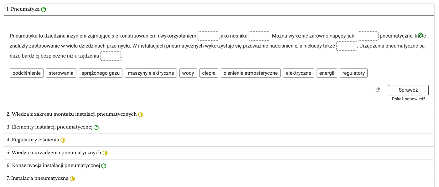 Przykładowy wygląd zakładek zawierających interaktywne materiały sprawdzające. Na zdjęciu jest to rząd umieszczonych pod sobą ćwiczeń wraz z ich tytułami. Każde ćwiczenie, po prawej stronie belek z ćwiczeniami, posiada znaczek określający poziom trudności. Zakładka z pierwszym zadaniem jest rozwinięta. Na planszy widzimy tekst z lukami, w które należy przeciągnąć właściwe słowa znajdujące się w ramach pod tekstem. W prawym dolnym rogu widnieje przycisk sprawdź, a pod spodem opcja: Pokaż odpowiedź.