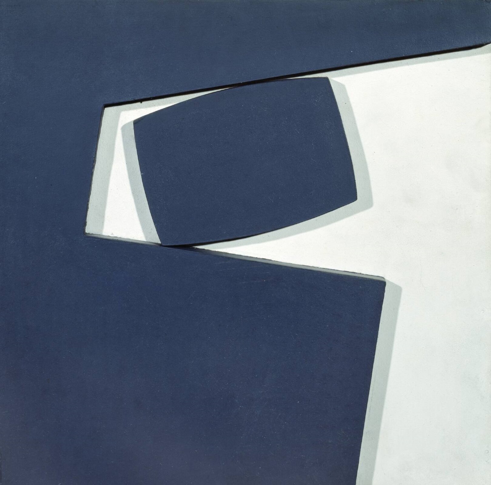 Dzieło przedstawia białe tło, na którym umieszczono dwa czarne, wypukłe kształty, rzucające cień na biały kolor. Jest to prostokątny kształt umieszczony w szczelinie.