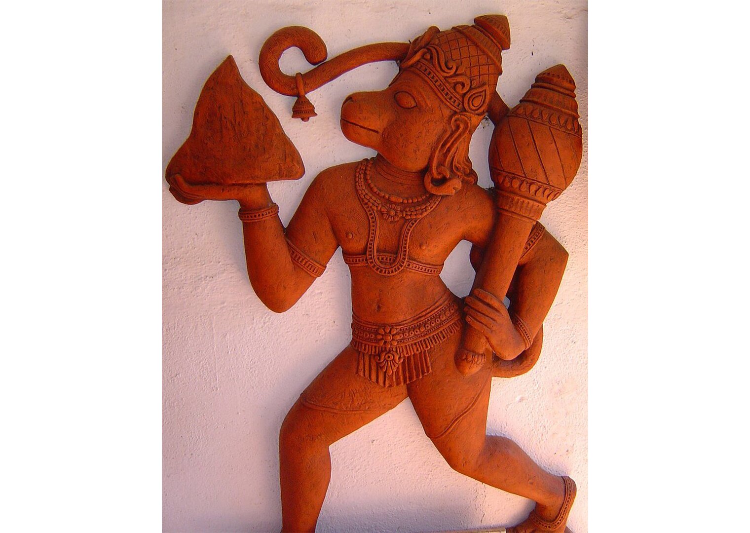 Na zdjęciu wykonane z gliny bóstwo hinduskie. Przypomina człowieka z głową i z ogonem małpy.