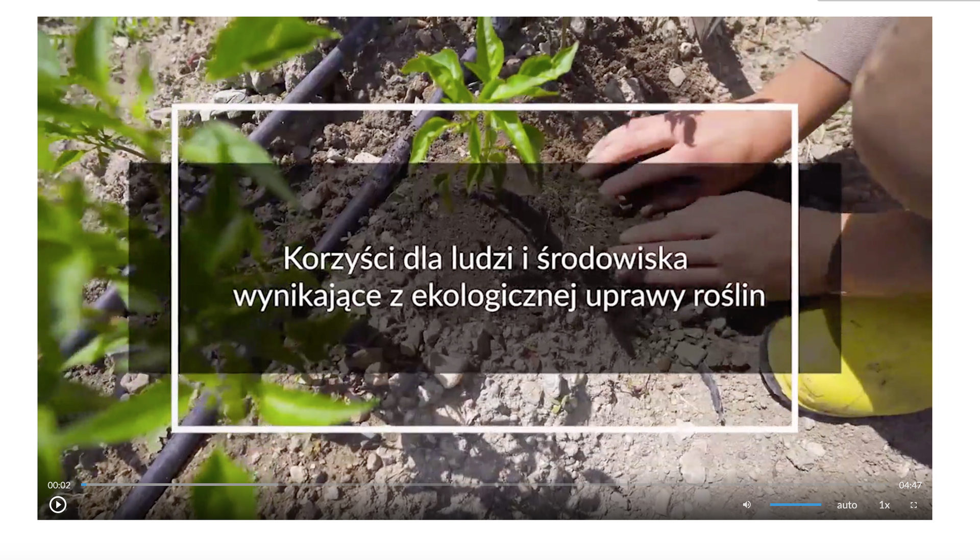 Zdjęcie przedstawia ekran odtwarzania filmu. Widoczny jest napis. Korzyści dla ludzi i środowiska wynikające z ekologicznej uprawy roślin. Poniżej znajduje się pasek odtwarzania. 