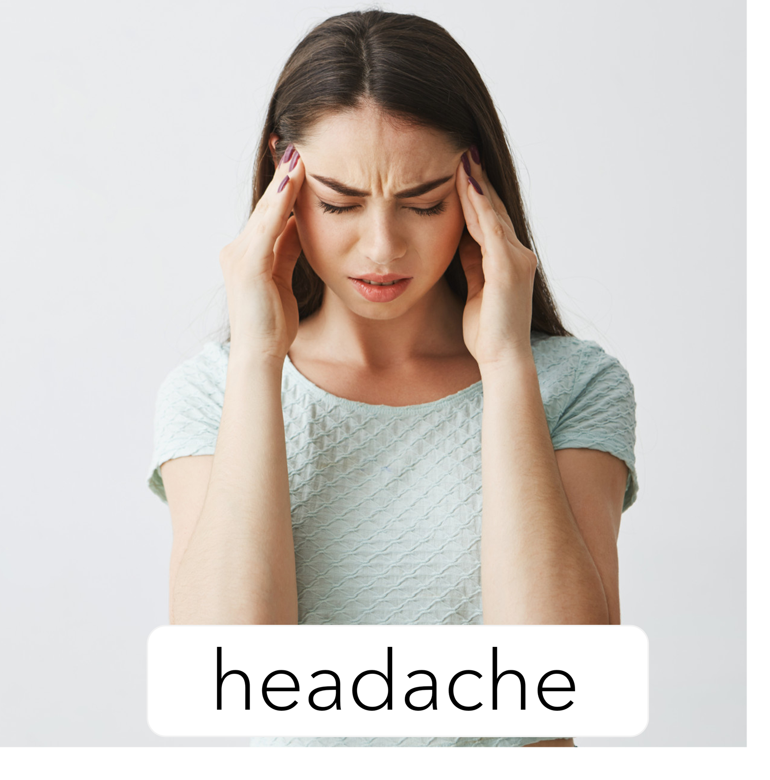 Zdjęcie przedstawia smutną, młoda dziewczynę w rozpuszczonych włosach, która trzyma dłonie na skroniach. Na ilustracji u dołu znajduje się podpis:  headache 