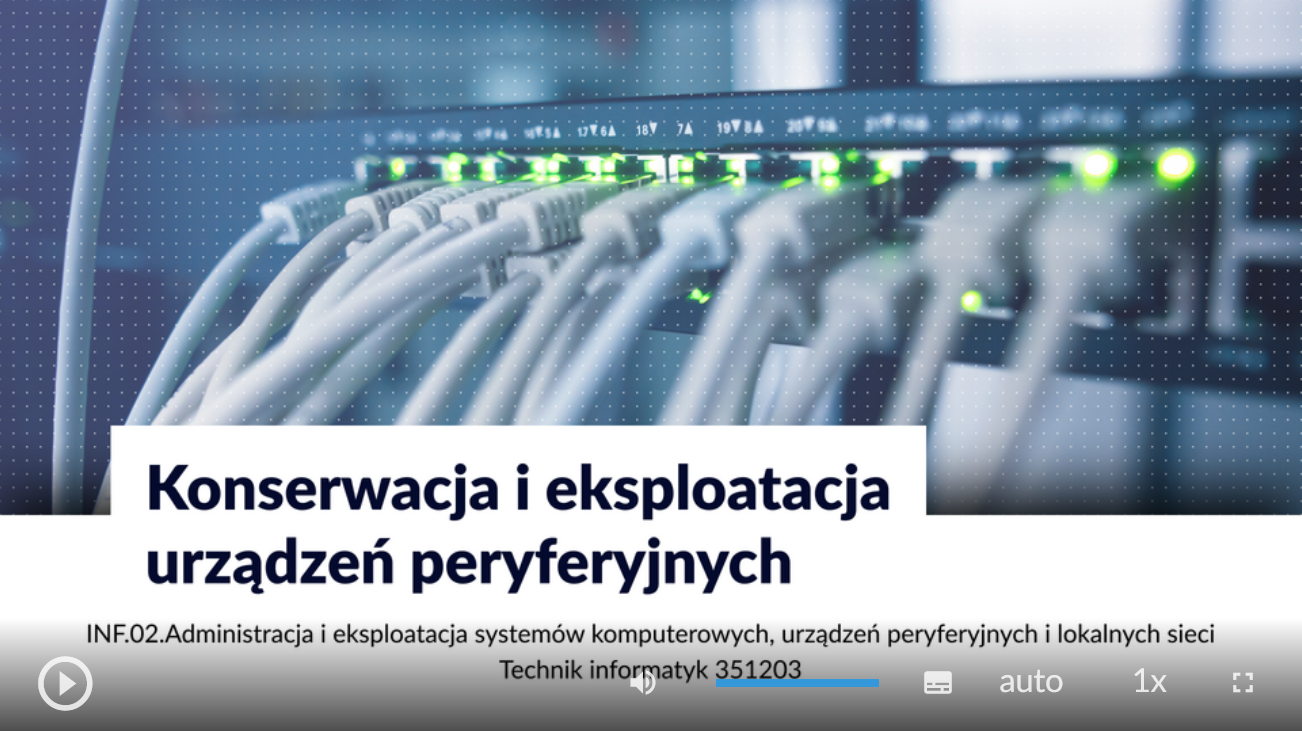 Ilustracja przedstawia ekran startowy filmu. Na środku ekranu znajduje się prostokątna plansza z tytułem filmu: Konserwacja i eksploatacja urządzeń peryferyjnych. W tle znajduje się zdjęcie startowe filmu‑są to kable podłączone do multiswitcha.