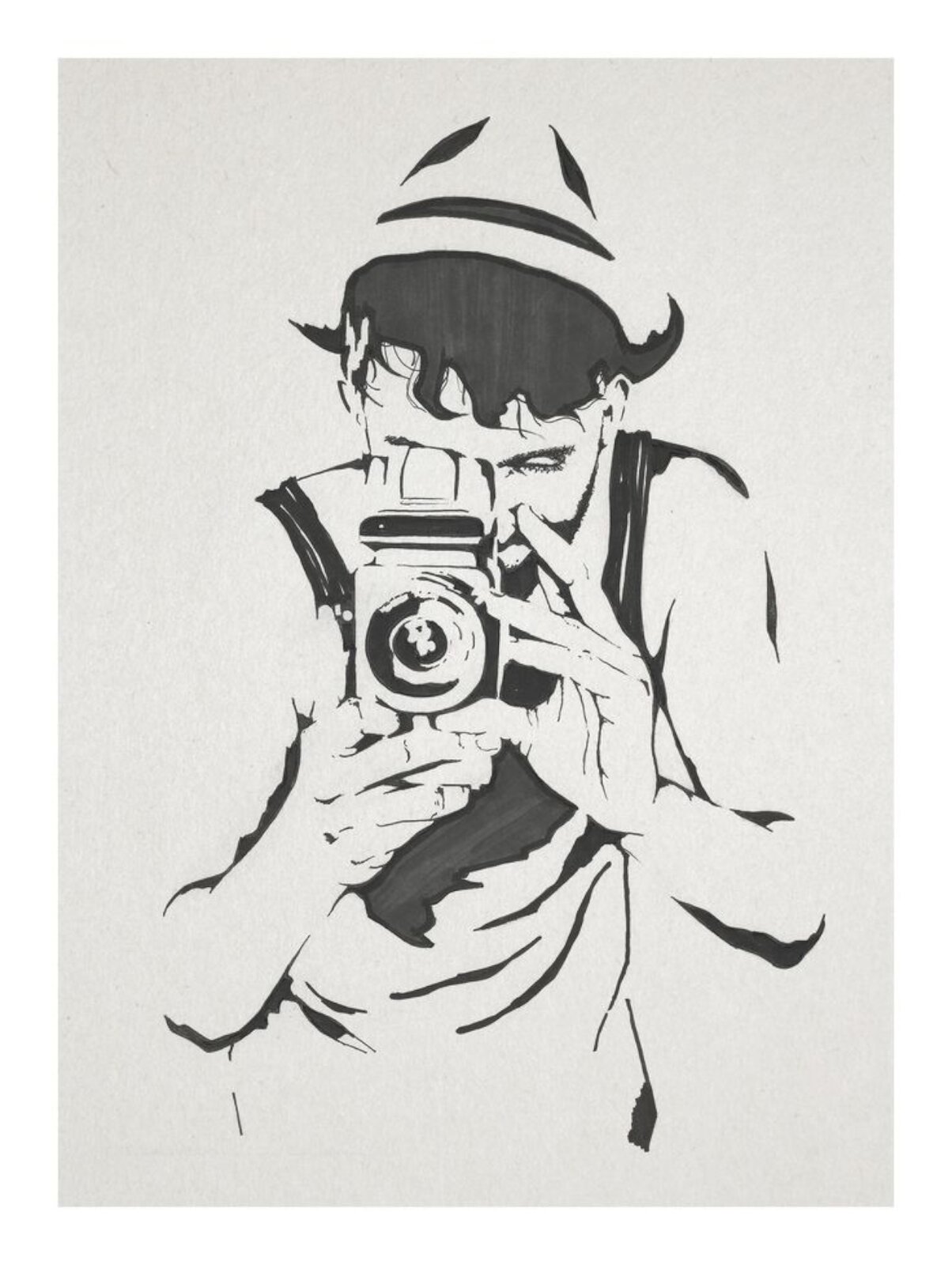 Ilustracja przedstawia czarno‑biały rysunek mężczyzny, który został wykonany za pomocą markera. Na rysunku uwieczniono mężczyznę w średnim wieku, ubranego w kapelusz oraz koszulkę na ramiączkach. W dłoniach trzyma długi aparat z wystającym obiektywem, którym wykonuje zdjęcie. 