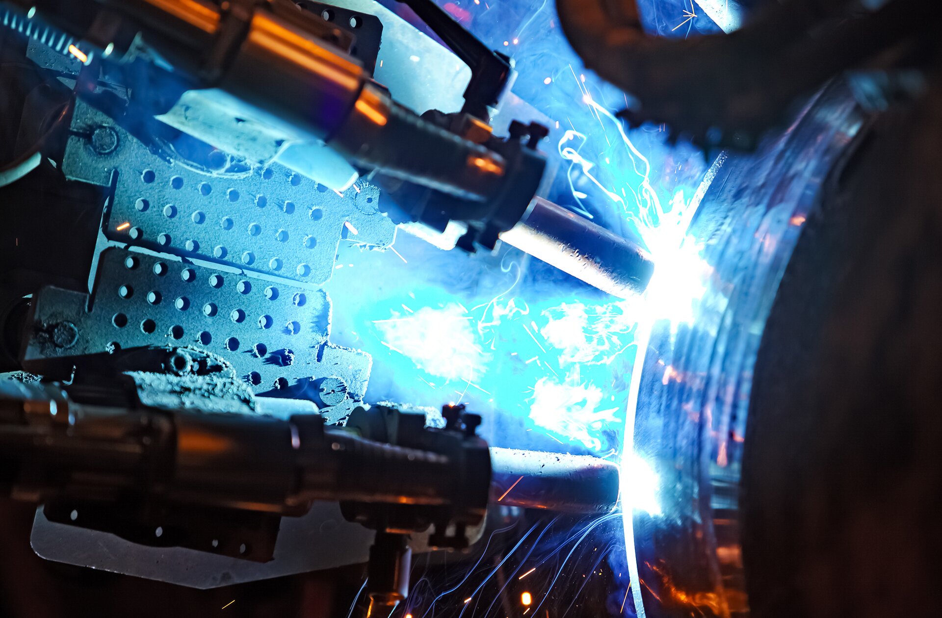 Zdjęcie przedstawia spawanie plazmowe PAW. Widoczne są dwie dysze. Spawają one metalowe elementy. W miejscu styku widać iskry.