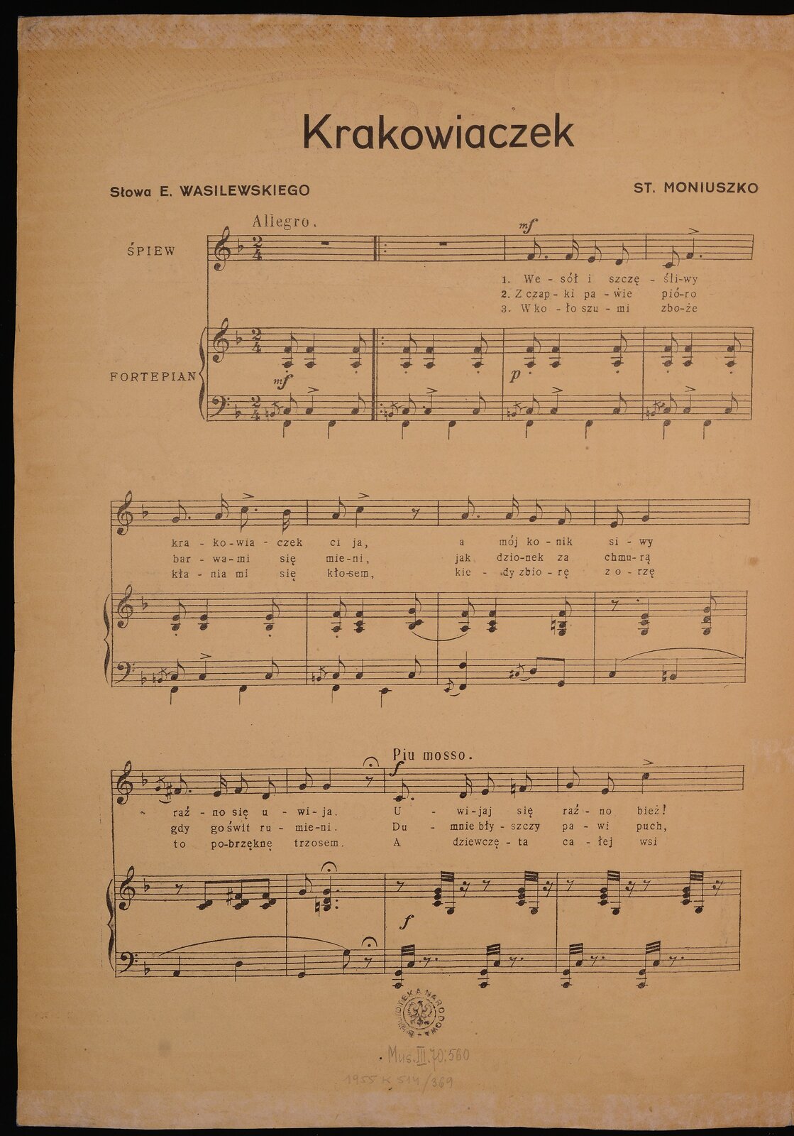 Grafika przedstawia pierwszą stronę partytury utworu „Krakowiaczek”: partię wokalną w kluczu wiolinowym oraz akompaniament fortepianowy w kluczu wiolinowym oraz basowym. Utwór jest w metrum dwie czwarte, w tonacji F‑dur oraz tempie Allegro. Kompozytorem utworu jest Stanisław Moniuszko, autorem słów jest Edmund Wasilewski. Wszystkie dźwięki znajdują się w obrębie oktaw od wielkiej do trzykreślnej. Pod dźwiękami partii wokalnej jest zapisany tekst.
W pierwszym takcie w partii wokalnej zapisana jest pauza generalna. W partii fortepianu w kluczu wiolinowym grane są dwudźwięki a oraz f: najpierw ósemka z artykulacją staccato, następnie ćwierćnuta, a na koniec ponownie ósemka z artykulacją staccato. W kluczu basowym takt zaczyna się od przednutki h, a następnie grana jest ósemka‑dwudźwięk f oraz c, dalej ćwierćnuta c z akcentem, na drugą miarę ćwierćnuta f, a na dwa i ósemka c. Nad taktem zaznaczono dynamikę mezzoforte.
W drugim takcie zaznaczono początek repetycji. Cały takt w obu partiach jest identyczny z poprzednim (pierwszym).
W takcie trzecim rozpoczyna się partia śpiewu. Na pierwszą miarę śpiewana jest ósemka z kropką f, dalej szesnastka f, na miarę drugą ósemka e oraz ósemka d. Nad taktem oznaczono dynamikę piano. W akompaniamencie w tym takcie powtarzany jest takt poprzedni (w obu kluczach), z oznaczeniem dynamiki piano.
Czwarty takt w partii wokalnej rozpoczyna się od ósemki c, a następnie śpiewana jest ćwierćnuta z kropką f z akcentem. W akompaniamencie w tym takcie ponownie powtarzany jest takt poprzedni (w obu kluczach).
W takcie piątym w partii śpiewu na miarę pierwszą śpiewana jest ósemka z kropką g, następnie szesnastka a. Na miarę drugą śpiewana jest ósemka z kropką c z akcentem, a dalej szesnastka b. W partii fortepianu w kluczu wiolinowym grane są wyłącznie dwudźwięki b oraz e: na miarę pierwszą ósemka staccato, następnie ćwierćnuta, a na koniec ponownie ósemka z artykulacją staccato. W kluczu basowym takt zaczyna się od przednutki h, a następnie grana jest ósemka‑dwudźwięk f oraz c, dalej ćwierćnuta c z akcentem, na drugą miarę ćwierćnuta f, a na dwa i ósemka c.
Takt szósty w partii wokalnej rozpoczyna się od ósemki a, dalej śpiewana jest ćwierćnuta c z oznaczonym akcentem, a na koniec zapisano pauzę ósemkową. W akompaniamencie w kluczu wiolinowym najpierw grany jest dwudźwięk‑ósemka a oraz f z artykulacją staccato, następnie trójdźwięk F‑dur złożony z dźwięków a, c i f jako ćwierćnuta, a na koniec ósemka złożona z nut b, c i g. Dźwięk b ma zaznaczoną artykulację legato, przedłużoną na kolejny takt. W kluczu basowym takt zaczyna się od przednutki h, a następnie grana jest ósemka‑dwudźwięk f oraz c, dalej ćwierćnuta c, na drugą miarę ćwierćnuta e, a na dwa i ósemka c.
Siódmy takt w partii wokalnej rozpoczyna się od ósemki z kropką a, dalej następuje szesnastka a, na miarę drugą ósemka g oraz na koniec ósemka f. W akompaniamencie w kluczu wiolinowym na miarę pierwszą grany jest dwudźwięk a oraz f, dalej trójdźwięk F‑dur złożony z dźwięków a, c i f jako ćwierćnuta, a na koniec ósemka złożona z nut g, h i f (dominanta septymowa G). W kluczu basowym takt rozpoczyna się od przednutki e, następnie grana jest ćwierćnuta‑oktawa złożona z dźwięków f. Na drugą miarę zapisano przednutkę cis z artykulacją legato, która przechodzi w ósemkę d. Takt kończy ósemka g grana na miarę dwa i.
W ósmym takcie w partii wokalnej na miarę pierwszą śpiewana jest ósemka e, następnie ćwierćnuta g. W akompaniamencie w kluczu wiolinowym na miarę pierwszą zapisano pauzę ósemkową, następnie grana jest ćwierćnuta‑trójdźwięk C‑dur złożona z dźwięków g, c oraz e, a na miarę dwa i grana jest ósemka‑trójdźwięk złożona z nut g, d oraz g. W kluczu basowym od pierwszej miary zaznaczono początek frazy. Grane są dwie ćwierćnuty: na miarę pierwszą c, na miarę drugą h.
Takt dziewiąty w partii wokalnej rozpoczyna się od przednutki g z oznaczeniem legato, która przechodzi w ósemkę z kropką fis. Następnie śpiewana jest szesnastka e, a na drugą miarę ósemki f oraz d. W partii akompaniamentu w kluczu wiolinowym na miarę pierwszą zapisano pauzę ósemkową, a następnie trzy ósemki: pierwsza z nich składa się z dwudźwięku c i d, druga oraz trzecia z trójdźwięku c, d oraz fis. W kluczu basowym grane są dwie ćwierćnuty: na pierwszą miarę a, na miarę drugą d. Wciąż trwa fraza rozpoczęta w takcie poprzednim.
W takcie dziesiątym w partii wokalnej na miarę pierwszą śpiewana jest ósemka g, następnie ćwierćnuta g. Dalej zapisano pauzę ósemkową, nad którą widnieje oznaczenie fermaty. W akompaniamencie w kluczu wiolinowym grana jest na pierwszą miarę ósemka g, a następnie ćwierćnuta z kropką, składająca się z dźwięków g, d oraz ponownie g (oktawę wyżej). Nad nią zapisano fermatę. W kluczu basowym grana jest na pierwszą miarę ćwierćnuta g, następnie ósemka g oktawę wyżej, a dalej zapisano pauzę ósemkową, nad którą widnieje fermata.
W takcie jedenastym w partii wokalnej zapisano oznaczenie piu mosso oraz dynamikę forte. Na pierwszą miarę śpiewana jest ósemka z kropką c, dalej szesnastka d. Na miarę drugą śpiewana jest ósemka e, a następnie ósemka f. W akompaniamencie zapisano dynamikę forte. W kluczu wiolinowym na pierwszą miarę zapisano pauzę ósemkową, następnie grane są dwie trzydziestkodwójki: najpierw trójdźwięk c, składający się z nut c, e oraz g, a następnie g. Następnie zapisano pauzę szesnastkową. Druga miara jest dokładnie taka sama, jak pierwsza: najpierw pauza ósemkowa, następnie dwie następnie grane są dwie trzydziestkodwójki: najpierw trójdźwięk c, składający się z nut c, e oraz g, a następnie g. Dalej zapisano pauzę szesnastkową.
Takt dwunasty rozpoczyna się od ósemek g oraz e, a na miarę drugą śpiewana jest ćwierćnuta c z akcentem. W akompaniamencie powtarzany jest poprzedni takt w obu kluczach.
W takcie trzynastym w partii wokalnej na pierwszą miarę śpiewana jest ósemka g, następnie dwie szesnastki: a oraz g, z oznaczeniem artykulacji legato. Na drugą miarę grane są ósemki f oraz d. W akompaniamencie w kluczu wiolinowym na pierwszą miarę zapisana jest pauza ósemkowa, następnie grane są dwie trzydziestkodwójki: pierwsza z nich to czterodźwięk złożony z nut h, d, f oraz g, druga to pojedyncza nuta g. Dalej zapisana jest pauza szesnastkowa. Na miarę drugą ponownie zapisana jest pauza ósemkowa, następnie grane są dwie trzydziestkodwójki: pierwsza z nich to czterodźwięk złożony z nut h, d, f oraz g, druga to pojedyncza nuta g. Dalej zapisana jest pauza szesnastkowa. W kluczu basowym grane są na pierwszą miarę dwie trzydziestkodwójki: pierwsza to dwudźwięk c oraz g, druga to dźwięk d. Następnie zapisana jest pauza ósemkowa z kropką. Na drugą miarę powtórzone jest wszystko dokładnie w taki sam sposób.
W czternastym takcie w partii wokalnej na miarę pierwszą śpiewane są ósemki e oraz g. Na drugą miarę śpiewana jest ćwierćnuta c z akcentem. W akompaniamencie w kluczu wiolinowym na pierwszą miarę zapisana jest pauza ósemkowa, następnie grane są dwie trzydziestkodwójki: pierwsza z nich to trójdźwięk złożony z nut c, e oraz g (akord C‑dur), druga to pojedyncza nuta g. Dalej zapisana jest pauza szesnastkowa. Na miarę drugą ponownie zapisana jest pauza ósemkowa, następnie grane są dwie trzydziestkodwójki: pierwsza z nich to trójdźwięk złożony z nut c, e oraz g (akord C‑dur), druga to pojedyncza nuta g. Dalej zapisana jest pauza szesnastkowa. W kluczu basowym grane są na pierwszą miarę dwie trzydziestkodwójki: pierwsza to dwudźwięk c oraz g, druga to dźwięk d. Następnie zapisana jest pauza ósemkowa z kropką. Na drugą miarę powtórzone jest wszystko dokładnie w taki sam sposób.
W piętnastym takcie w partii wokalnej zapisana jest pauza generalna. W partii fortepianu w kluczu wiolinowym grane są wielodźwięki: na pierwszą miarę ósemka z kropką c, e, g oraz c (C‑dur), dalej szesnastka składająca się z d, g oraz d, następnie ósemka e, c i e oraz ósemka f, d i f. W kluczu basowym grane są wyłącznie ósemki: najpierw oktawa c, dalej g i c, następnie c i na koniec ponownie kwarta g oraz c. Nad taktem zapisano oznaczenie dynamiki forte fortissimo.
W szesnastym takcie w partii wokalnej zapisana jest pauza generalna. W partii fortepianu w kluczu wiolinowym na pierwszą miarę grane są dwie ósemki z oznaczeniem artykulacji staccato: najpierw g, e i g oktawę wyżej, następnie c i g. Na drugą miarę z akcentem grana jest ćwierćnuta złożona z dźwięków c, e oraz c oktawę wyżej. W kluczu basowym na pierwszą miarę grane są dwie ósemki: c, a następnie dwudźwięk g i c. Na drugą miarę powtarzane są dokładnie takie same ósemki.
W siedemnastym takcie w partii wokalnej zapisana jest pauza generalna. W partii fortepianu w kluczu wiolinowym na pierwszą miarę zapisano pauzę ósemkową, następnie grana jest jednym palcem ćwierćnuta c, a w tym samym czasie wyżej triola szesnastkowa z artykulacją legato: najpierw g, dalej a i na koniec ponownie g. Następnie grana jest ósemka f (na drugą miarę), a na koniec taktu ósemka składająca się z dźwięków f, h oraz d (trójdźwięk h zmniejszony w przewrocie, razem z g w basie tworzący dominantę septymową G). W kluczu basowym w dolnym rejestrze grana jest półnuta g, a w górnym na pierwszą miarę zapisano ósemkę, następnie w artykulacji legato grane są dwa dwudźwięki‑ósemki: e i g oraz d i a, a na koniec taktu pojedyncza ósemka g.
W osiemnastym takcie w partii wokalnej zapisana jest pauza generalna. W partii fortepianu w kluczu wiolinowym w górze grana jest półnuta c. W niższym rejestrze na miarę pierwszą zapisano pauzę ósemkową, następnie grane są trzy dwudźwięki‑ósemki e oraz g. W kluczu basowym w niższym rejestrze grana jest półnuta c. W wyższym rejestrze na miarę pierwszą zapisano pauzę ósemkową, następnie grane są trzy dwudźwięki‑ósemki g oraz c. Nad taktem zapisano ritardando (zwolnienie tempa) oraz diminuendo (zmniejszenie dynamiki).
W takcie dziewiętnastym w partii wokalnej zapisano zmianę tempa piu lento. Takt zaczyna się od przednutki c z oznaczeniem legato. Następnie śpiewana jest ósemka z kropką b, dalej szesnastka a. Na miarę drugą śpiewane są ósemki b oraz d. W akompaniamencie w kluczu wiolinowym na pierwszą miarę zapisano pauzę ósemkową, następnie trzy ósemki‑trójdźwięki, składające się z dźwięków b, d oraz f (akordy B‑dur). W kluczu basowym takt rozpoczyna się od przednutki h z oznaczeniem artykulacji legato, a następnie grany jest dwudźwięk‑półnuta: oktawa c. Dalej w wyższym rejestrze grane są też trzy ósemki f. Nad taktem zapisano oznaczenie dynamiki piano.
Takt dwudziesty w partii wokalnej rozpoczyna się od ósemki c, śpiewanej na pierwszą miarę. Następnie śpiewana jest na miarę raz i ćwierćnuta z kropką g. W akompaniamencie w kluczu wiolinowym na pierwszą miarę zapisano pauzę ósemkową, a następnie trzy identyczne ósemki, złożone z dźwięków b, c oraz e. W kluczu basowym takt rozpoczyna się od przednutki h z artykulacją legato, a następnie grana jest półnuta‑oktawa c.
W takcie dwudziestym pierwszym partia wokalna rozpoczyna się od ósemki z kropką a, następnie śpiewana jest szesnastka g. Na drugą miarę śpiewane są dwie ósemki: najpierw f, a następnie d. W akompaniamencie w kluczu wiolinowym na pierwszą miarę zapisano pauzę ósemkową, następnie grana jest ósemka: trójdźwięk złożony z dźwięków a, c oraz f (akord F‑dur), dalej na miarę drugą ponownie pauza ósemkowa, a pod koniec taktu jeszcze jedna ósemka‑trójdźwięk, złożona z nut h, d oraz f (akord h zmniejszony). W kluczu basowym zarówno na pierwszą, jak i na drugą miarę grane są przednutki h z oznaczeniem artykulacji legato oraz ćwierćnuty c.
Dwudziesty drugi takt w partii wokalnej rozpoczyna się od ósemki g, śpiewanej na pierwszą miarę, a następnie zapisana jest ćwierćnuta c. Pod koniec taktu zaznaczono pauzę ósemkową. W akompaniamencie w kluczu wiolinowym na początku zapisano pauzę ósemkową na pierwszą miarę, a dalej następuje szereg ósemek: najpierw dwudźwięk c i e, następnie trójdźwięk składający się z dźwięków c, e oraz g (akord C‑dur), a na koniec ponownie akord C‑dur, składający się z dźwięków c, e, g oraz powtórzonego oktawę wyżej c. Przy tym ostatnim zapisano ozdobnik – arpeggio. W kluczu basowym takt rozpoczyna się od przednutki h z artykulacją legato, a następnie grana jest półnuta c.
W takcie dwudziestym trzecim partia wokalna rozpoczyna się od ósemki z kropką b, śpiewanej na pierwszą miarę. Dalej następuje szesnastka a, natomiast na drugą miarę dwie ósemki: najpierw b, a na koniec d. W partii akompaniamentu w kluczu wiolinowym na pierwszą miarę zapisano pauzę ósemkową. Dalej grane są trzy dokładnie takie same ósemki‑trójdźwięki, złożone z nut d, f oraz b (akord B‑dur). W kluczu basowym takt rozpoczyna się od przednutki h z artykulacją legato, a następnie grana jest półnuta‑oktawa c.
Dwudziesty czwarty takt w partii wokalnej rozpoczyna się ósemki c śpiewanej na pierwszą miarę. Następnie śpiewana jest ćwierćnuta z kropką g, a na koniec taktu ósemka g. W partii akompaniamentu w kluczu wiolinowym na pierwszą miarę zapisano pauzę ósemkową. Dalej grane są trzy dokładnie takie same ósemki‑czterodźwięki, złożone z nut c, e, g oraz b (dominanta septymowa C). W kluczu basowym takt rozpoczyna się od przednutki h z artykulacją legato, a następnie grana jest półnuta‑oktawa c.
W takcie dwudziestym piątym partia wokalna rozpoczyna się od ósemki a z oznaczeniem artykulacji legato. Następnie śpiewana jest ósemka g, a na drugą miarę ósemki a oraz h. W akompaniamencie w kluczu wiolinowym takt zaczyna się od pauzy ósemkowej, po której grana jest ćwierćnuta‑trójdźwięk, złożona z nut c, f oraz a (akord F‑dur). Na koniec taktu grana jest ósemka, złożona z dźwięków d, f oraz h (akord h zmniejszony). W kluczu basowym takt rozpoczyna się od przednutki h z artykulacją legato, a następnie grana jest półnuta c, przedłużona do kolejnego taktu. W wyższym rejestrze na drugą miarę zapisana jest przednutka fis z artykulacją legato, a następnie ćwierćnuta g z akcentem, przedłużona do kolejnego taktu.
Takt dwudziesty szósty w partii wokalnej rozpoczyna się od ćwierćnuty z kropką c z zapisaną fermatą. Na miarę dwa i grana jest jeszcze ósemka c. W partii akompaniamentu w kluczu wiolinowym grana jest ćwierćnuta‑dwudźwięk, złożona z nut g oraz e, nad którą zapisano fermatę. Dalej zapisano pauzę ćwierćnutową. W kluczu basowym zapisano przedłużenie dźwięków c oraz g z poprzedniego taktu, dodatkowo grana jest przednutka h oraz jeszcze jeden dźwięk c o oktawę wyżej od poprzedniego. Nad układem zapisano fermatę. Na drugą miarę zapisano pauzę ćwierćnutową.
W partii wokalnej w takcie dwudziestym siódmym zapisano zmianę dynamiki na forte z dodatkowym oznaczeniem con anima. Na pierwszą miarę śpiewana jest ósemka z kropką d, następnie szesnastka c. Na miarę drugą śpiewana jest ósemka b z oznaczeniem artykulacji legato, a dalej ósemka a. W akompaniamencie również zapisano zmianę dynamiki na forte. W kluczu wiolinowym w niższym rejestrze grane są cztery ósemki‑trójdźwięki, złożone z nut c, d oraz fis. W wyższym rejestrze na pierwszą miarę zapisano ósemkę z kropką d, następnie szesnastkę c. Na miarę drugą grana jest ósemka b, a dalej ósemka a. W kluczu basowym na pierwszą miarę grana jest ósemka‑oktawa a, a następnie trzy ósemki‑dwudźwięki, złożone z nut d oraz a.
W takcie dwudziestym ósmym partia wokalna zaczyna się od ósemki g, śpiewanej na pierwszą miarę. Następnie zapisano przednutkę g z oznaczeniem artykulacji legato, po której następuje ósemka b. Na drugą miarę śpiewana jest ćwierćnuta d. W akompaniamencie w kluczu wiolinowym takt rozpoczyna się od ósemki g na pierwszą miarę, po której zapisano przednutkę g z oznaczeniem artykulacji legato oraz ósemkę‑oktawę b. Na drugą miarę grana jest ćwierćnuta d (w niższym rejestrze zapisano również pauzę ósemkową), a następnie ósemkę‑dwudźwięk, złożoną z nut b oraz g. W kluczu basowym na pierwszą miarę grana jest ósemka‑oktawa b, następnie pauza ósemkowa. Na drugą miarę grana jest ósemka‑oktawa g, po której zapisano pauzę ósemkową.
Takt dwudziesty dziewiąty w partii wokalnej ma oznaczenie dynamiki piano. Na pierwszą miarę śpiewana jest ósemka z kropką e, następnie szesnastka d. Na drugą miarę zapisano ósemkę e, a dalej ósemkę c. W akompaniamencie również oznaczono zmianę dynamiki na piano. W kluczu wiolinowym takt rozpoczyna się od przednutki f z oznaczeniem artykulacji legato, a następnie grana jest ósemka z kropką e. W wyższym rejestrze dalej następuje szesnastka d, dalej na drugą miarę ósemka e oraz ósemka c. W niższym rejestrze na pierwszą miarę zapisano pauzę ósemkową, a dalej trzy ósemki b. W kluczu basowym na pierwszą miarę grana jest w niższym rejestrze przednutka c z oznaczeniem artykulacji legato, a dalej półnuta c o oktawę wyżej. W rejestrze wyższym na pierwszą miarę zapisano pauzę ósemkową, a następnie trzy ósemki g.
W takcie trzydziestym na pierwszą miarę śpiewana jest ósemka f, następnie ósemka a. Na miarę drugą śpiewana jest ćwierćnuta c z akcentem. Nad taktem oznaczono zmianę dynamiki crescendo. W akompaniamencie w kluczu wiolinowym na pierwszą miarę grana jest ósemka‑dwudźwięk a oraz f, a następnie ósemka‑trójdźwięk, złożona z nut c, f oraz a (akord F‑dur). Na drugą miarę zapisano pauzę ósemkową, a dalej czterodźwięk‑ósemkę z dźwięków c, g, b oraz c o oktawę wyżej. W kluczu basowym na pierwszą miarę grana jest ósemka‑oktawa f, następnie pauza ósemkowa. Na miarę drugą ósemka‑oktawa e, a dalej ponownie pauza ósemkowa. W akompaniamencie również zaznaczono crescendo.
W partii wokalnej w takcie trzydziestym pierwszym zapisano zmianę dynamiki na forte fortissimo oraz tempa na lento assai. Na pierwszą miarę śpiewana jest ósemka z kropką f z oznaczeniem fermaty, a dalej szesnastka c. Na drugą miarę śpiewana jest ósemka b z oznaczeniem artykulacji legato, a następnie ósemka a. W akompaniamencie na pierwszą miarę grana jest ósemka‑czterodźwięk, złożona z nut f, a, c oraz f (akord F‑dur). Dalej zaznaczono pauzę szesnastkową z fermatą. Następnie w wyższym rejestrze grana jest triola trzydziestkodwójkowa, złożona z dźwięków c, d oraz c. Na drugą miarę grane są dwie ósemki: b oraz a. W niższym rejestrze po pauzie zapisano szesnastkę f, a następnie na drugą miarę dwie ósemki f. W kluczu basowym na pierwszą miarę grana jest ósemka‑oktawa f. Dalej zaznaczono pauzę szesnastkową z fermatą. Następnie grana jest szesnastka‑dwudźwięk, złożona z dźwięków f oraz a, dalej na drugą miarę dwie ósemki: pierwsza składająca się z dźwięków g oraz b, druga z a oraz c. W partii akompaniamentu również zaznaczono zmianę dynamiki na forte fortissimo.
Takt trzydziesty drugi w partii wokalnej rozpoczyna się od ósemki g, po której śpiewane są dwie szesnastki z oznaczeniem artykulacji legato: najpierw g, a następnie b. Na drugą miarę śpiewana jest ćwierćnuta d. W akompaniamencie w kluczu wiolinowym w wyższym rejestrze na pierwszą miarę grana jest ósemka g, a następnie dwie szesnastki: g oraz b. Na drugą miarę grana jest ćwierćnuta d. W niższym rejestrze na pierwszą miarę zaznaczono pauzę ósemkową, dalej ósemkę d, a na miarę drugą ćwierćnutę d. W kluczu basowym na pierwszą miarę grana jest ósemka‑dwudźwięk, złożona z dźwięków b oraz d, a następnie ósemka b. Na drugą miarę grana jest ćwierćnuta, składająca się z dźwięków b, d, g oraz b (akord g‑moll).
Takt trzydziesty trzeci w partii wokalnej rozpoczyna się od ósemki z kropką c na pierwszą miarę, po której śpiewane są dwie trzydziestkodwójki: najpierw f, następnie a. Na drugą miarę śpiewana jest ósemka z kropką c (o oktawę wyżej od c na miarę pierwszą), a następnie szesnastka b. W akompaniamencie na miarę pierwszą grana jest ósemka z kropką c, po której grane są dwie trzydziestkodwójki: najpierw f, następnie a. Na miarę drugą grana jest ósemka z kropką c (o oktawę wyżej od c na miarę pierwszą), a następnie szesnastka‑trójdźwięk, złożona z nut e, g oraz b (akord e zmniejszony). W kluczu basowym na pierwszą miarę grana jest ósemka z kropką c, po której grane są dwie trzydziestkodwójki: najpierw f, następnie a. Na miarę drugą grana jest ósemka z kropką c (o oktawę wyżej od c na miarę pierwszą), a następnie szesnastka cis.
W partii wokalnej w takcie trzydziestym czwartym na pierwszą miarę śpiewana jest ósemka a, dalej ósemka g. Na miarę drugą śpiewana jest ćwierćnuta f. W akompaniamencie na pierwszą miarę grana jest ósemka‑dwudźwięk, złożona z nut f oraz a; następnie kolejna ósemka‑dwudźwięk z nut e oraz g. Na drugą miarę grana jest ćwierćnuta f, przedłużona do kolejnego taktu. W kluczu basowym na pierwszą miarę grana jest ósemka d, a następnie ósemka‑dwudźwięk c oraz b. Na drugą miarę grana jest ćwierćnuta, składająca się z dźwięków f oraz a.
W takcie trzydziestym piątym w partii wokalnej zapisano pauzę generalną. W akompaniamencie oznaczono Tempo I. (czyli powrót do oryginalnego tempa z początku utworu). Na pierwszą miarę zapisano ósemkę f, przedłużoną z poprzedniego taktu. Dalej grana jest ćwierćnuta‑dwudźwięk a oraz f, a na koniec taktu ósemka złożona z takich samych dźwięków. W kluczu basowym takt rozpoczyna się (w wyższym rejestrze) od przednutki h z oznaczeniem artykulacji legato, po której grana jest ósemka c. Dalej grana jest ćwierćnuta c z akcentem, a na koniec ósemka c. W niższym rejestrze na pierwszą miarę zapisano pauzę ćwierćnutową, natomiast na drugą miarę grana jest z akcentem ćwierćnuta f.
Pod koniec taktu trzydziestego piątek oznaczono koniec repetycji.
W takcie trzydziestym szóstym w partii wokalnej zapisano pauzę generalną. W akompaniamencie w kluczu wiolinowym na pierwszą miarę grana jest ósemka‑dwudźwięk, złożona z nut a oraz f. Następnie zapisano złożoną z takich samych nut ćwierćnutę, a na koniec taktu ponownie ósemkę‑dwudźwięk z nutami a oraz f. W kluczu basowym takt rozpoczyna się (w wyższym rejestrze) od przednutki h z oznaczeniem artykulacji legato, po której grana jest ósemka c. Dalej grana jest ćwierćnuta c z akcentem, a na koniec ósemka c. W niższym rejestrze na pierwszą oraz drugą miarę zapisano dokładnie takie same ćwierćnuty f.
W ostatnim, trzydziestym siódmym takcie w partii wokalnej ponownie zapisano pauzę generalną. W akompaniamencie w kluczu wiolinowym zapisano na pierwszą miarę ósemkę, składającą się z dźwięków f, a, c oraz f o oktawę wyżej, tworzącą akord F‑dur; nad ósemką oznaczono akcent. Następnie na miarę raz i zapisano pauzę ósemkową, a dalej pauzę ćwierćnutową. W kluczu basowym na pierwszą miarę zapisano ósemkę, składającą się z dźwięków f, c oraz ponownie f (o oktawę wyżej). Nad układem zaznaczono akcent. Następnie na miarę raz i zapisano pauzę ósemkową, a dalej pauzę ćwierćnutową. Dodatkowo akcent w obu kluczach został wzmocniony oznaczeniem akcentu z całej siły – sforzando. Pod koniec taktu oznaczono zakończenie utworu.