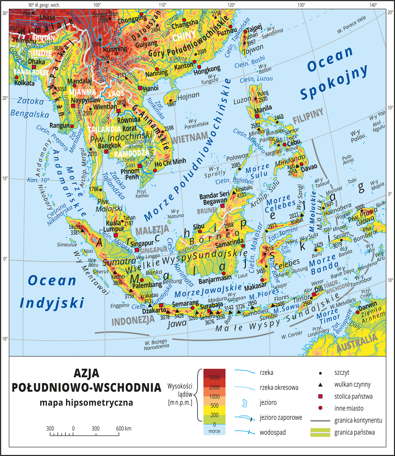 Ilustracja przedstawia mapę hipsometryczną Azji Południowo‑Wschodniej. W obrębie lądów występują obszary w kolorze zielonym, żółtym, pomarańczowym i czerwonym. Na części kontynentalnej przedstawianego obszaru przeważają wyżyny i góry, na wyspach wyżyny. Morza zaznaczono kolorem niebieskim. Na mapie opisano nazwy półwyspów, wysp, nizin, wyżyn i pasm górskich, mórz, zatok, rzek i jezior. Poprowadzono granice państw i opisano nazwy państw. Oznaczono i opisano stolice i główne miasta. Oznaczono czarnymi kropkami i opisano szczyty górskie. Trójkątami oznaczono wulkany i podano ich wysokości. Dookoła mapy znajdują się południki i równoleżniki, które opisano co dziesięć stopni w białej ramce. W legendzie umieszczono i opisano znaki użyte na mapie.