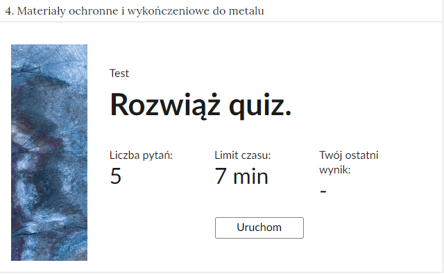 Grafika przedstawia przykładowy ekran początkowej strony testu. Na górze znajduje się tytuł testu: Materiały ochronne i wykończeniowe do metalu. Poniżej w kolejnych wersach: Test, Rozwiąż Quiz. Liczba pytań: 5, Limit czasu: 7 minut, Twój ostatni wynik: –. Na samym dole znajduje się prostokątny przycisk z napisem: Uruchom.