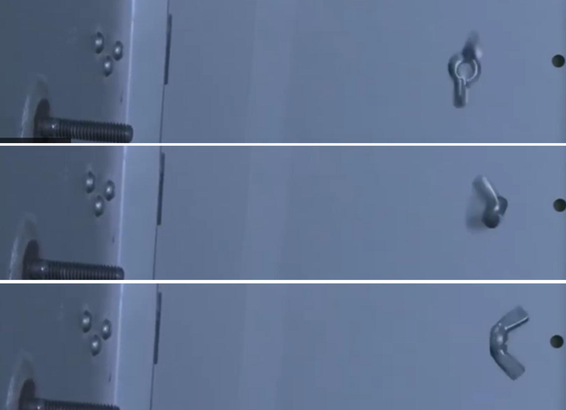 Rys. a. Ilustracja składa się z trzech fotografii pokazujących kolejne etapy ruchu nakrętki na stacji kosmicznej. Na każdym zdjęciu z lewej strony pokazano śrubę, z której odkręcona została nakrętka, a z prawej strony pokazano nakrętkę w różnych pozycjach. Na górnym zdjęciu nakrętka jest w pozycji, w której oś obrotu jest prostopadła do płaszczyzny zdjęcia. Na dolnym zdjęciu nakrętka jest w pozycji, w której oś obrotu jest równoległa do płaszczyzny zdjęcia. Środkowe zdjęcie pokazuje nakrętkę w pozycji pośredniej, podczas obracania się osi.