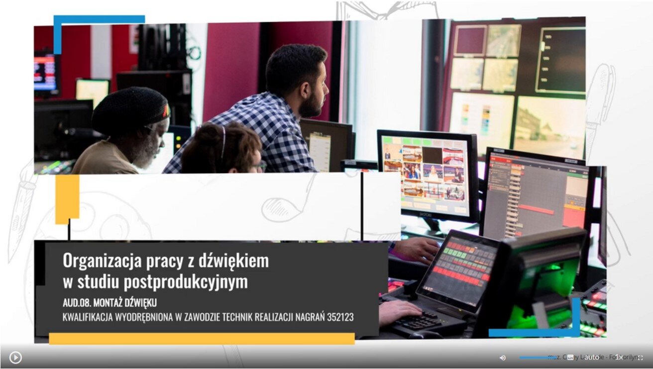 Grafika przedstawia widok ujęcia początkowego filmu edukacyjnego zatytułowanego Organizacja pracy z dźwiękiem w studiu postprodukcyjnym. Na grafice widać pasek sterowania filmem, który zawiera przycisk startu film, suwak głośności filmu, przycisk włączenia napisów, przycisk wyboru jakości odtwarzanego filmu, przycisk wyboru prędkości odtwarzania filmu oraz przycisk włączenia pełnego ekranu.