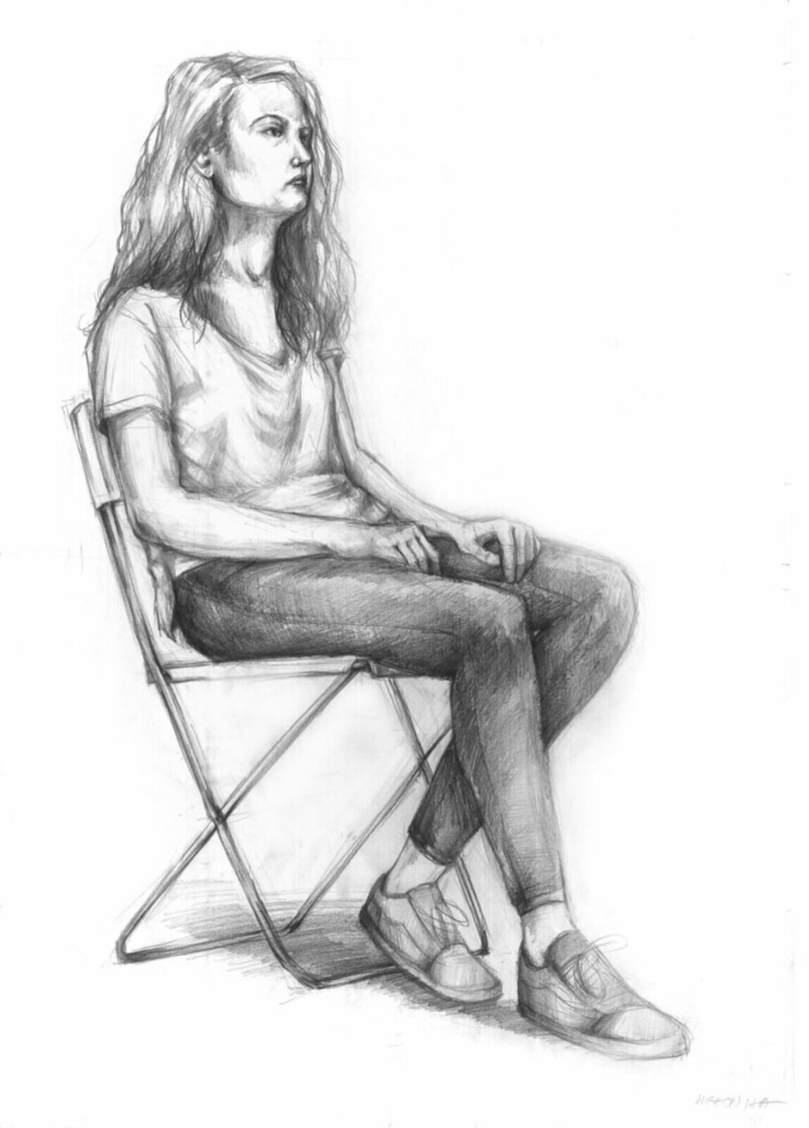To rysunek siedzącej dziewczyny wykonany ołówkiem. Dziewczyna siedzi na krześle, odwrócona do nas bokiem. Ma długie włosy, a na sobie koszulkę z krótkim rękawem i długie spodnie, patrzy przed siebie.
