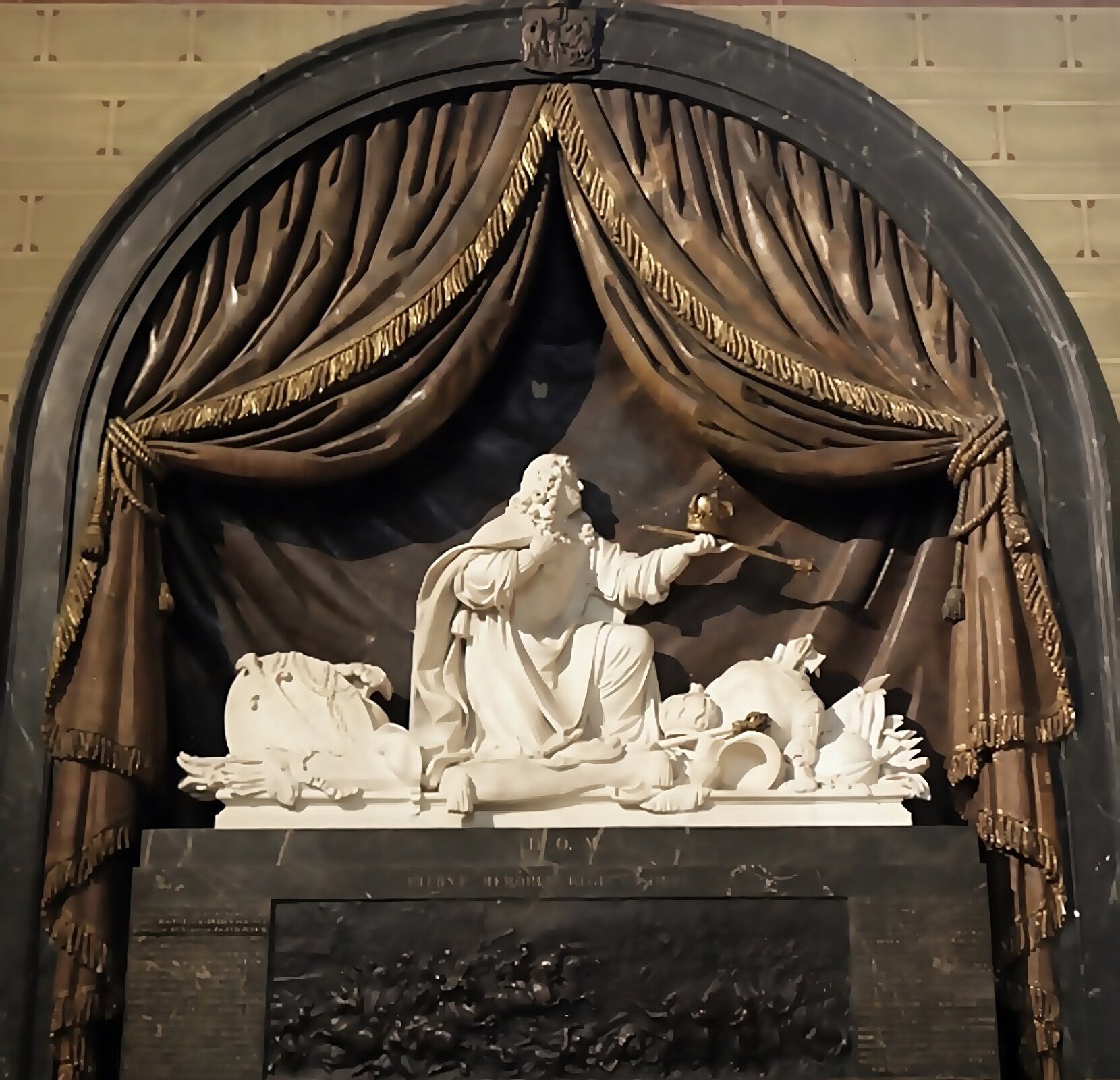 Ilustracji przedstawia pomnik będący mauzoleum serca króla Jana II Kazimierza. Kompozycja pomnika jest zawarta w półokrągłej niszy, której górną część odsłania rozchylona kotara z żółtawobrązowego marmuru. Składa się ona z dwóch części. Rzeźba klęczącego króla oddającego insygnia władzy wykonana została z białego marmuru. Część dolna pomnika ma formę sarkofagu z czarnego marmuru. Wypełnia ją płaskorzeźba w brązie przedstawiająca bitwę pod Beresteczkiem