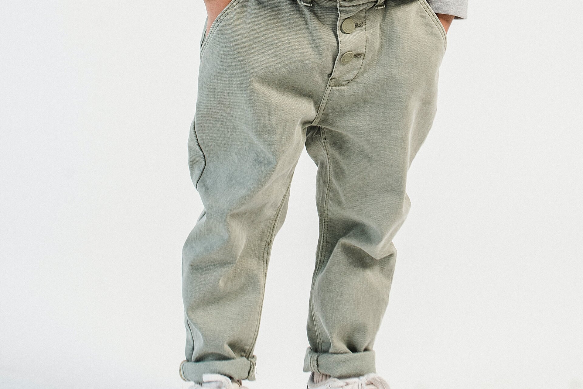 Ilustracja przedstawia spodnie chłopięce w kolorze khaki.