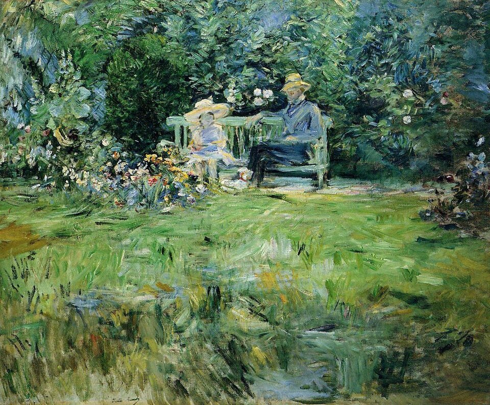 Ilustracja przedstawia obraz pt. „Lekcja w ogrodzie” autorstwa Berthy Morisot  Obraz ukazuje scenę w ogrodzie, w której na pierwszym planie widoczny jest rozległy, zielony trawnik, namalowany swobodnymi, krótkimi pociągnięciami pędzla charakterystycznymi dla impresjonizmu. W tle, pośród bujnej roślinności i kwitnących krzewów, siedzą na ławce dwie postacie – dorosły mężczyzna i dziecko. Postacie ubrane są w jasne, letnie stroje, a na głowach mają kapelusze chroniące przed słońcem. Ich sylwetki są malowane luźno, bez wyraźnego konturu, co nadaje scenie lekkości i wrażenia ulotności chwili. Kolorystyka obrazu jest zdominowana przez odcienie zieleni, błękitu i żółci, z akcentami barwnych kwiatów po lewej stronie. Światło słoneczne rozświetla trawnik i fragmenty postaci, tworząc wrażenie ciepłego, letniego popołudnia. 