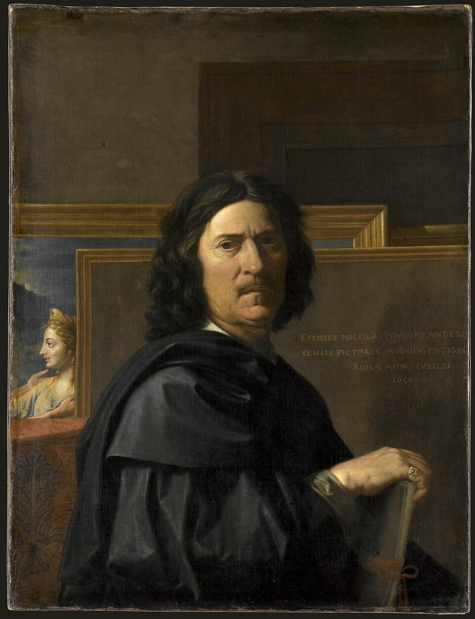 Ilustracja przedstawia „Autoportret” Nicolasa Poussina.  Ukazuje mężczyznę w półpostaci, zwróconego lekko w lewo. Ma ciemne, sięgające ramion włosy i nosi ciemny, prosty strój. W lewej dłoni trzyma długi, cienki kij lub laskę.  Za postacią widoczna jest ściana z dwoma obrazami w ramach. Jeden z nich przedstawia postać o jasnych włosach i niebieskim okryciu. Obok obrazów znajduje się prostokątna tablica z łacińskim napisem, umieszczona na jasnym tle.  Całość utrzymana jest w stonowanej kolorystyce, a postać znajduje się na pierwszym planie, wyraźnie oddzielona od tła.