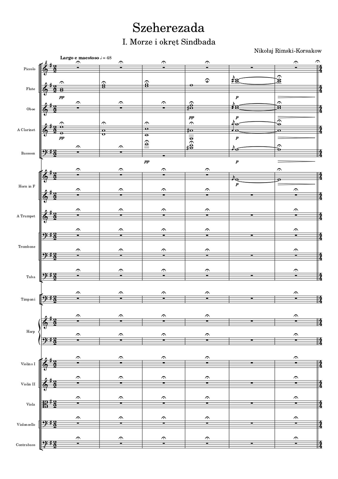Grafika przedstawia partyturę pierwszej części pt. „Morze i okręt Sindbada” suity symfonicznej „Szeherezada” autorstwa Nikołaja Rimskiego‑Korsakowa. Utwór jest napisany w metrum alla breve [czytaj: alla brewe], czyli dwie drugie, w tonacji G‑dur. Tempo utworu oznaczono jako czterdzieści osiem półnut na minutę i opisano jako Largo e maestoso [czytaj: largo e maestozo], czyli wolno i majestatycznie. Fragment partytury ma dwie stronę, z zapisem pierwszych ośmiu taktów utworu (są to takty od ósmego do piętnastego). Rozpisane partie należą do dwóch fletów piccolo [czytaj: pikolo], dwóch fletów, dwóch obojów, dwóch klarnetów, dwóch fagotów, dwóch waltorni, dwóch trąbek, dwóch puzonów, tuby, kotłów, harfy oraz kwintetu skrzypcowego. W pierwszej linijce partytury zapisano takty od pierwszego do szóstego. Większość instrumentów ma zapisane pauzy generalne; są to kolejno flety piccolo [czytaj: pikolo], trąbki, puzony, tuba, kotły, harfa oraz kwintet skrzypcowy. W partii fletów w pierwszym takcie zapisano dwie całe nuty: g oraz h z dynamiką piano pianissimo [czytaj: pjano pjanissimo], a także fermatę. W drugim takcie grane są całe nuty d oraz fis, nad którymi zapisano fermatę. W takcie trzecim flety grają całe nuty e oraz g, ponownie z fermatą. W czwartym takcie jeden z fletów gra całą nutę fis, a drugi ma pauzę całonutową z fermatą. W piątym takcie oba flety grają po przednutce krótkiej: jeden c, a drugi e, po czym grają z dynamiką piano całe nuty c oraz e, przedłużone do kolejnego taktu. W szóstym takcie oba flety grają przedłużone z poprzedniego taktu całe nuty c oraz e, z dodatkowym diminuendo; nad nutami zapisano fermatę. Oboje przez pierwsze trzy takty mają zapisane pauzy generalne. W takcie czwartym oboje grają całe nuty cis oraz fis, z dynamiką piano pianissimo [czytaj: pjano pjanissimo]; nad dźwiękami zapisano fermatę. W piątym takcie oboje grają po przednutce krótkiej: jeden c, a drugi e. Po przednutkach oboje mają zapisane całe nuty c oraz e z dynamiką piano; dźwięki są przedłużone do kolejnego taktu. W takcie szóstym oba oboje grają przedłużone z poprzedniego taktu całe nuty c oraz e, z dodatkowym diminuendo; nad nutami zapisano fermatę. W pierwszym takcie klarnety grają całą nutę e w oktawie, z dynamiką piano pianissimo [czytaj: pjano pjanissimo]. Nad nutami zapisano fermatę. W takcie drugim klarnety mają zapisane całe nuty d oraz a z fermatą. W takcie trzecim klarnety ponownie grają całą nutę w oktawie, tym razem jest to dźwięk c z fermatą. W takcie czwartym klarnety grają całą nutę fis oraz ais z fermatą. W takcie piątym klarnety grają po przednutce krótkiej a w oktawie, a następnie całą nutę a z dynamiką piano, przedłużoną do kolejnego taktu. W takcie szóstym oba klarnety grają przedłużone z poprzedniego taktu całe nuty a z dodatkowym diminuendo; nad nutami zapisano fermatę. Przez pierwsze dwa takty fagoty mają zapisaną pauzę generalną. W takcie trzecim jeden z fagotów gra całą nutę g z dynamiką piano pianissimo [czytaj: pjano pjanissimo] oraz fermatą, a drugi ma zapisaną pauzę całonutową. W takcie czwartym oba fagoty grają całe nuty: jeden cis, a drugi fis; nad nutami zapisano fermatę. W piątym takcie oba fagoty grają najpierw przednutkę krótką a, po której zapisano całą nutę a z dynamiką piano, przedłużoną do kolejnego taktu. W takcie szóstym fagoty grają przedłużone z poprzedniego taktu całe nuty a z dodatkowym diminuendo; nad nutami zapisano fermatę. W partii waltorni pierwsza ma zapisaną pauzę generalną przez pierwsze cztery takty. W takcie piątym waltornia najpierw gra przednutkę krótką e, a dalej całą nutę e z dynamiką piano [czytaj: pjano], przedłużoną do kolejnego taktu. W szóstym takcie zapisano całą nutę e, przedłużoną z poprzedniego taktu, z zapisanym diminuendo oraz fermatą. Druga waltornia ma zapisaną pauzę generalną przez pierwsze sześć taktów.