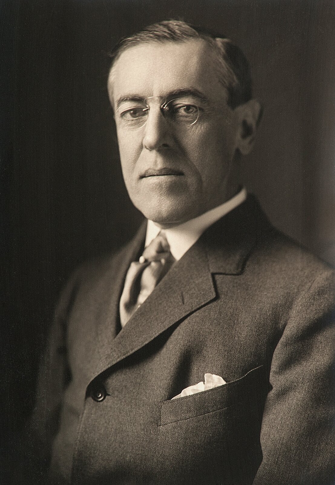 Woodrow Wilson (1856 – 1924), dwudziesty ósmy prezydent Stanów Zjednoczonych, funkcję tę pełnił w latach 1913–1921. W czasie trwania pierwszej kadencji Wilsona w Europie wybuchła I wojna światowa. W grudniu 1914 roku prezydent USA ogłosił deklarację neutralności. Stany Zjednoczone wypowiedziały wojnę Niemcom dopiero w kwietniu 1917 roku, w czasie trwania II kadencji Wilsona. W styczniu 1918 roku w orędziu do Kongresu prezydent USA przedstawił program pokojowy, nazwany czternastoma punktami Wilsona.