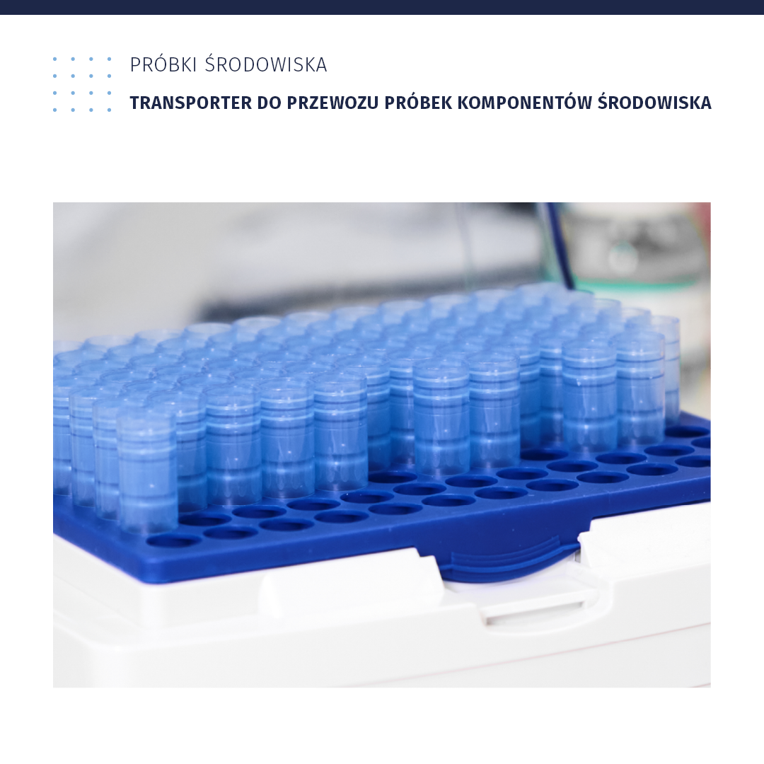 Grafika nosi tytuł: Próbki środowiska: Transporter do przewozu próbek komponentów środowiska. Na ilustracji jest statyw na probówki - podstawa z okrągłymi otworami. W otworach znajdują się identyczne próbki. Mają kształt walców. 