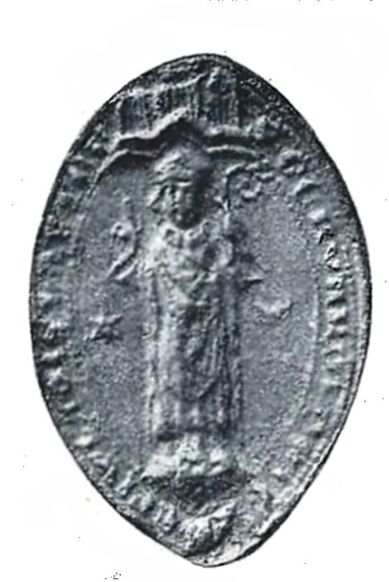 Zdjęcie przedstawia pieczęć biskupa. Ma ona eliptyczny kształt. W jej centrum widoczna jest postać biskupa trzymającego pastorał. Na krawędzi pieczęci znajdują się różne inskrypcje. 