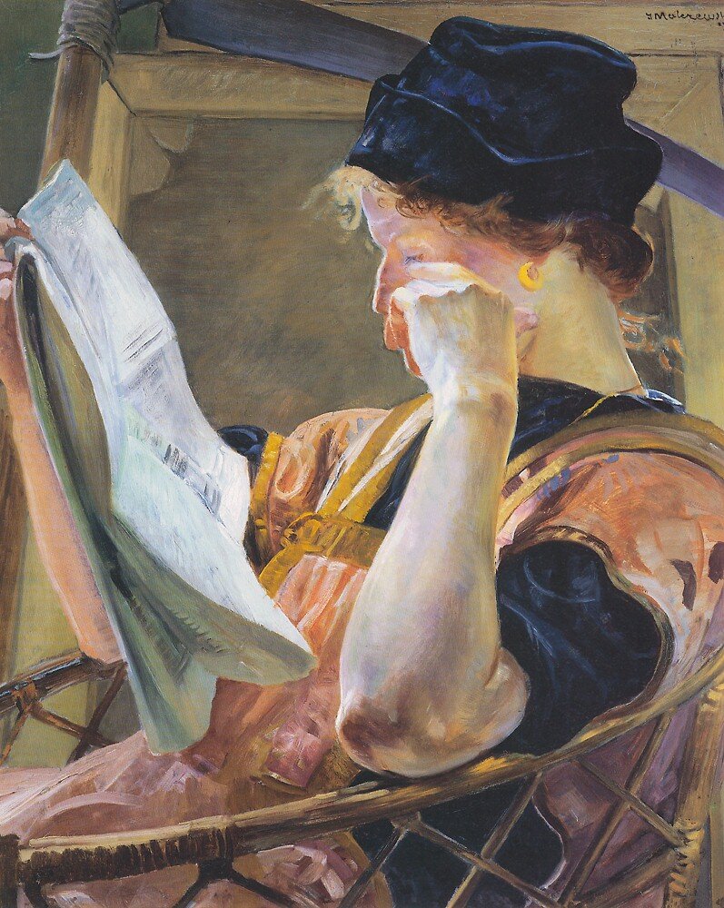 Ilustracja przedstawia młodą kobietę siedzącą w wiklinowym fotelu. Postać jest ukazana od pasa w górę. Prezentuje lewy profil. Ma lekko zmarszczone czoło. Jej brwi są jasne, Powieki opuszczone, a nos duży. W uszach ma kolczyki. Na głowie ma czapkę, spod której wystają kędzierzawe włosy. Policzki zasłania lewa dłoń. W prawej dłoni trzyma otwartą gazetę. Kobieta czyta. Jest ubrana w koszulę i fartuch. W tle ukazana jest tylna strona podobrazia malarskiego opartego o ścianę.