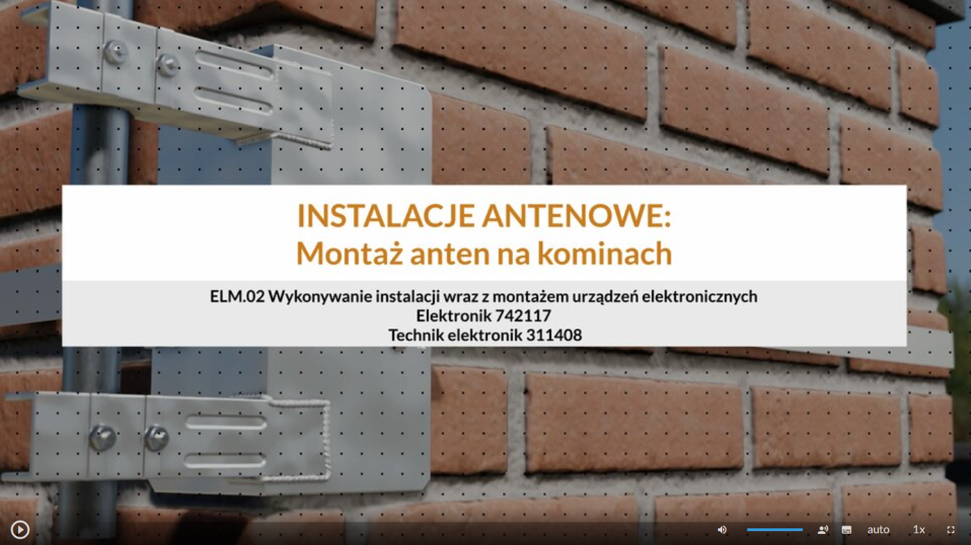 Grafika przedstawia ekran odtwarzania filmu. Pośrodku widoczna jest ramka z tekstem: Instalacje antenenowe: Montaż anten na kominach. W dolnej części ekranu znajdują się ikony z różnymi opcjami. W dolnym lewym rogu widać ikonę trójkąta w kółku. Jest to ikona włączania odtwarzania filmu. Kolejna ikona znajduje się dopiero w połowie ekranu dolnego paska. Jest to ikona megafonu. Obok niej widać niebieski pasek, który oznacza poziom głośności. Obok znajduje się ikona człowieka, od którego głowy odchodzą dwie fale. Umożliwia ona włączanie alternatywnej ścieżki dźwiękowej. Dalej znajduje się mały biały prostokąt z czarnymi paskami w jego dolnej części. Pozwala ona na włączenie napisów. Kolejna ikona to napis auto, która umożliwia wybranie jakości filmu. Obok niej widać ikonę jedynki z iksem. Po kliknięciu na nią można wybrać szybkość odtwarzania filmu. Ostatnia ikona to kreski tworzące kwadrat. Kreski te tworzą jedynie krawędzie kwadratu. Jest to opcja włączania trybu pełnoekranowego.