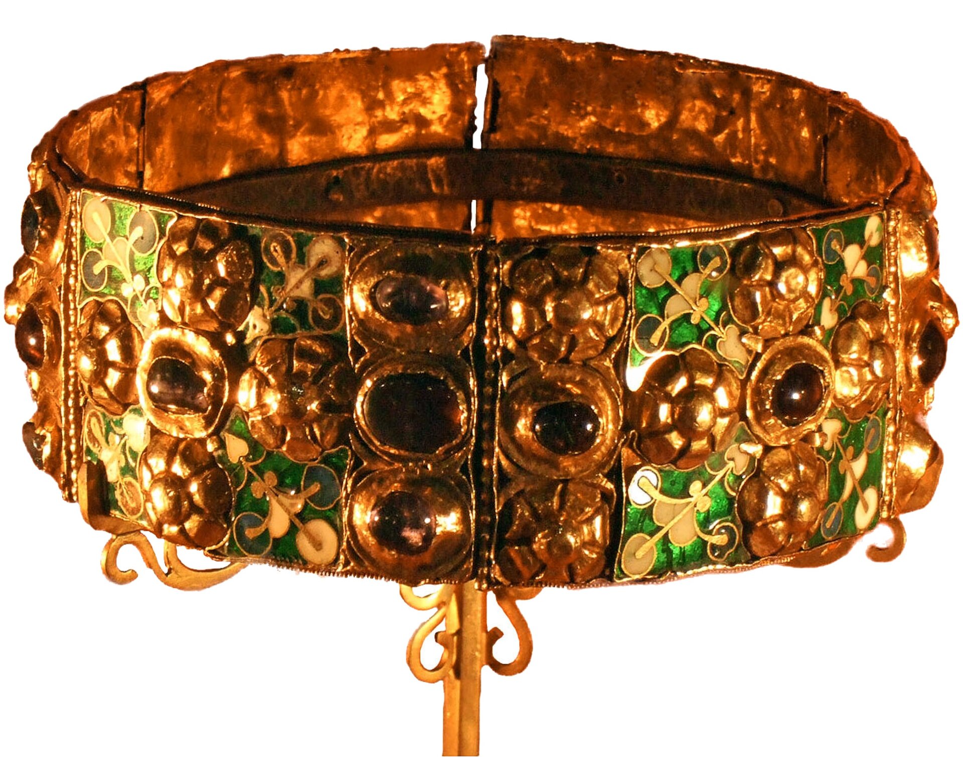 Zdjęcia przedstawia koronę otwartą, w kształcie zamkniętej obręczy, na której zewnętrznej stronie umieszczono naprzemiennie w trzech rzędach pozłacane guzki z kamieniami szlachetnymi i fleurony- motywy roślinne w kształcie lilii bądź liści akantu, umieszczone na płytkach o zielonym kolorze. Korona podtrzymywana jest na pozłacanym stojaku. 