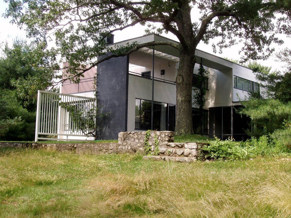 Ilustracja przedstawia Gropius House, budynek znajduje się w Lindoln w Stanach Zjednoczonych. Obecnie jest to historyczne muzeum, właścicielem domu jest jest Historic New England. Zgodnie z filozofią Bauhausu każdy aspekt domu i otaczającego go krajobrazu został zaplanowany z myślą o wydajności i prostocie. Dom stoi na dość płaskiej działce z zadbanym lasem. Przesłonięty ganek został umieszczony w taki sposób, że pomaga podzielić teren wokół domu na wiele stref, porównywalnych z pokojami w domu