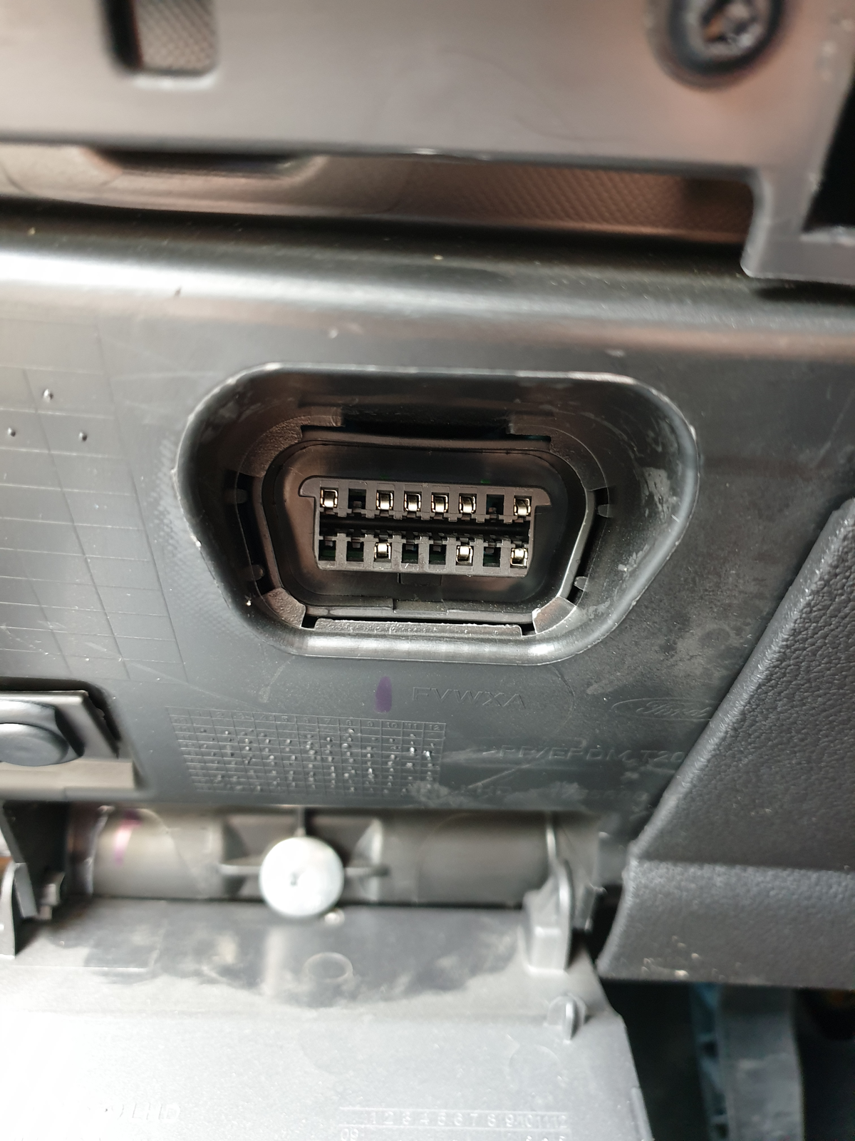 Ilustracja przedstawia gniazdko w samochodzie. 