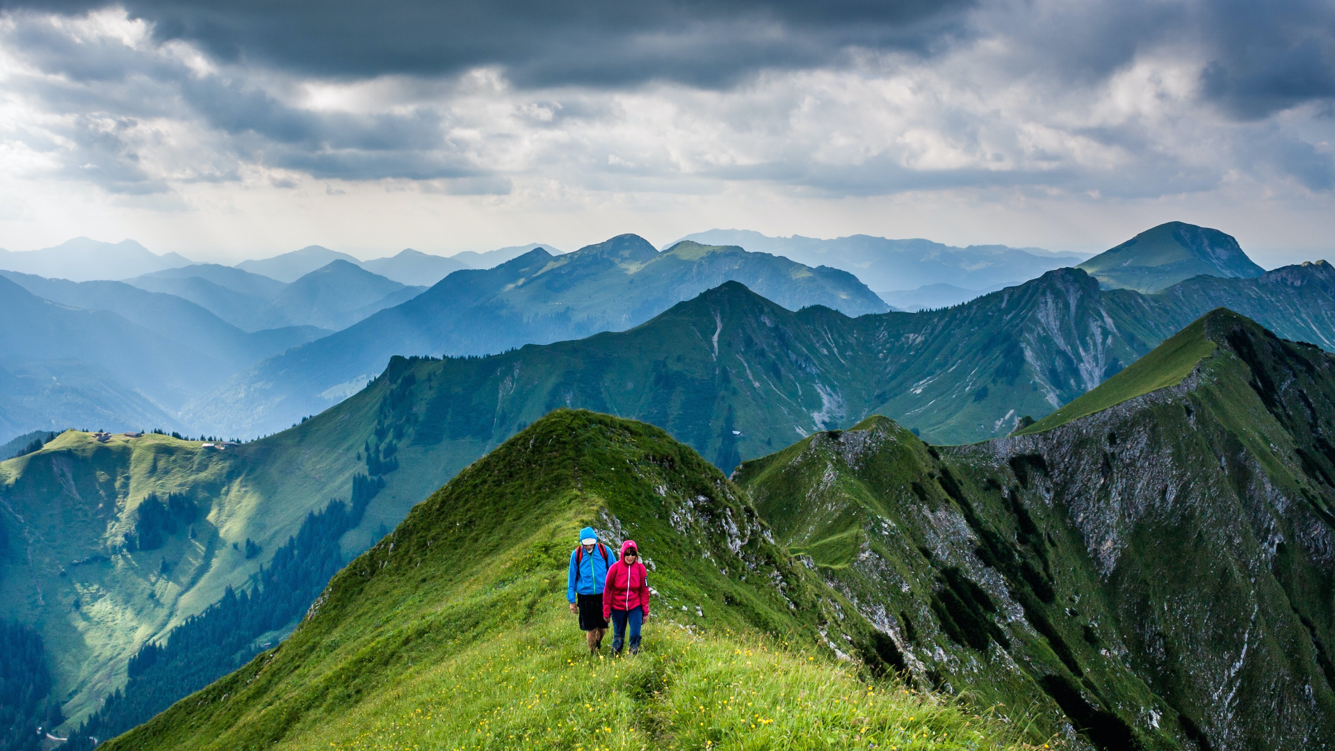 Zdjęcie przedstawia dwie osoby wędrujące w górach.