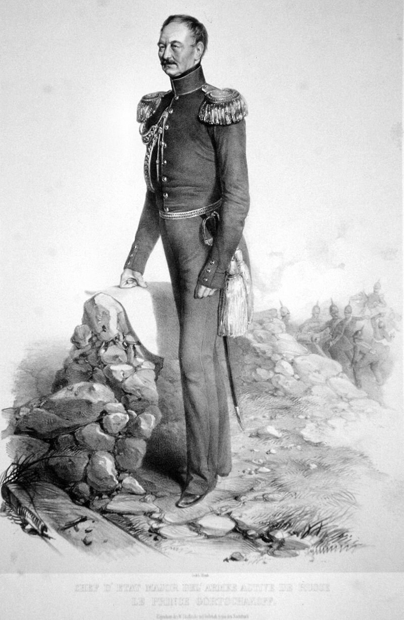 Ilustracja przedstawia szczupłego, starszego mężczyznę w galowym mundurze. Stoi lewym półprofilem do widza. Ma przerzedzone włosy, niewielkie wąsy, długi, prosty nos, opadającą skórę na policzkach. Żołnierz ubrany jest w marynarkę ze zdobionymi naramiennikami, zapinaną na rząd guzików oraz wąskie spodnie. Przy pasie ma przypiętą szablę. Lewą ręką opiera o kamienny murek. Za nim widnieje grupa żołnierzy w hełmach z szpicą na czubku.