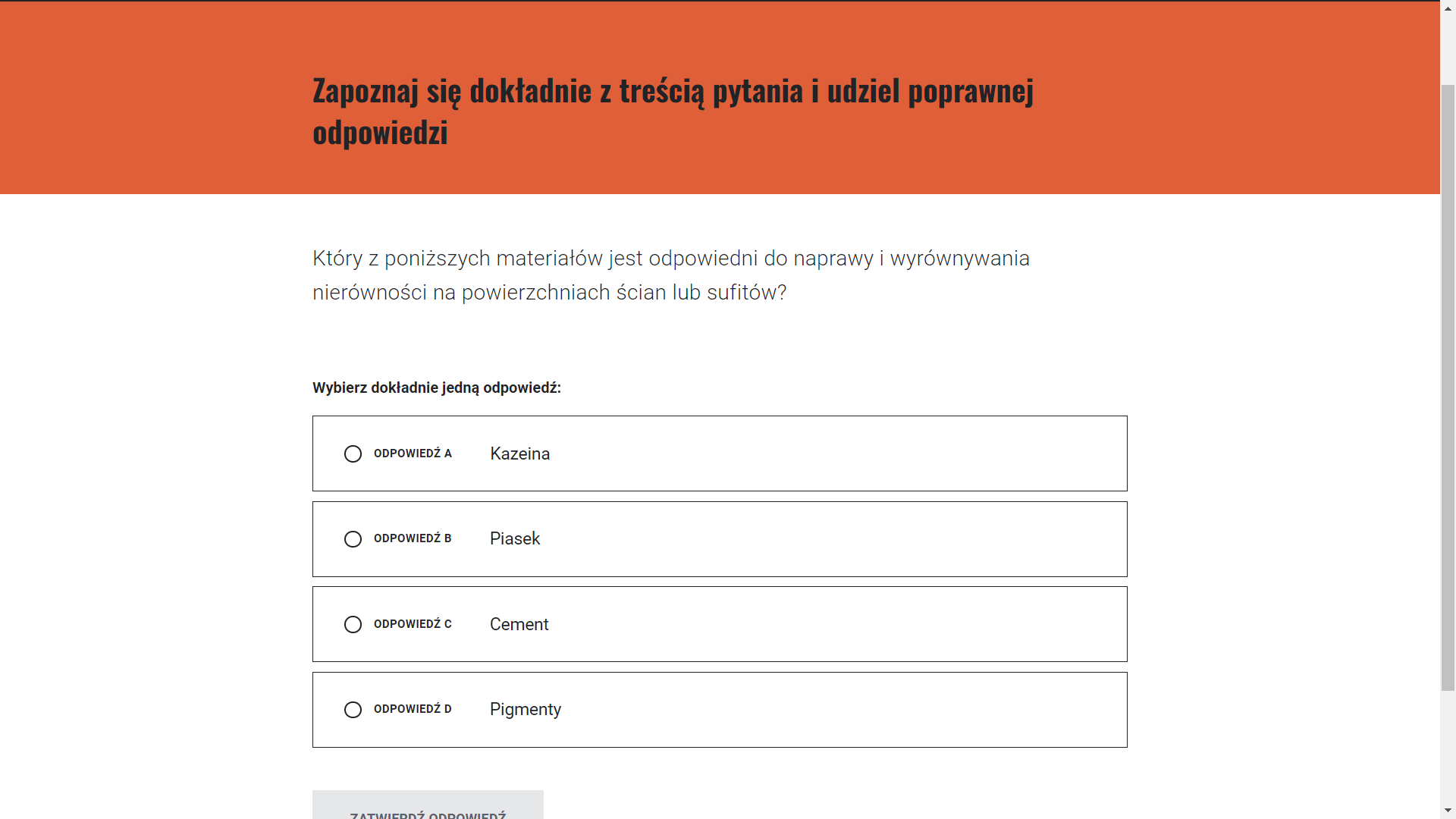Grafika przedstawia widok przykładowego zadania w grze. Na górze strony znajduje się pasek odtwarzacza audio. Na pomarańczowym polu mieści się napis: „Przesłuchaj materiał i podejmij decyzję”. Pod nim biały pasek. Po lewej stronie paska ikona odtwarzania w postaci białego trójkąta w czarnym kółku, obok cyfry wskazujące minuty i sekundy nagrania, obok pomarańczowe kółeczko wskazujące postęp odtwarzania. Po prawej stronie cyfry wskazujące minuty i sekundy pozostałe do końca nagrania oraz ikona do regulacji głośności dźwięku. Pod paskiem umieszczono czarny napis: „Rozwiń audiodeskrypcję” oraz strzałkę skierowaną w dół. Poniżej umieszczono treść polecenia: „Z podanej listy wybierz wszystkie narzędzia, które będą Ci potrzebne do realizacji zadania. Pod nim kolejne polecenie: „Wybierz wszystkie poprawne odpowiedzi:”. Poniżej znajdują się trzy ramki ze zdjęciami narzędzi, ich nazwami oraz opcją zaznaczenia odpowiedzi. Pierwsza ramka zawiera zdjęcie gumowego młotka z jasnym, drewnianym trzonkiem oraz dużą, czarną, główką w kształcie walca. Pod zdjęciem umieszczono opcję odpowiedzi w formie pustego kwadracika oraz napisu „odpowiedź A”, poniże podpis „młotek gumowy”. Druga ramka zawiera zdjęcie młotka udarowego. Narzędzie ma kształt litery L, jest wykonane z tworzywa sztucznego, posiada pomarańczowy uchwyt i przycisk. Górna część młotka jest w kolorze czarnym. Pod zdjęciem opcja wyboru: „odpowiedź B”, poniżej podpis: „młotek udarowy”. W trzeciej ramce zamieszczono zdjęcie metalowego młotka z gumową rączką. Główka młotka z jednej strony jest okrągła, a z drugiej płaska z dwoma zębami. Poniżej opcja wyboru: „odpowiedź C” oraz podpis „młotek dekarski”.