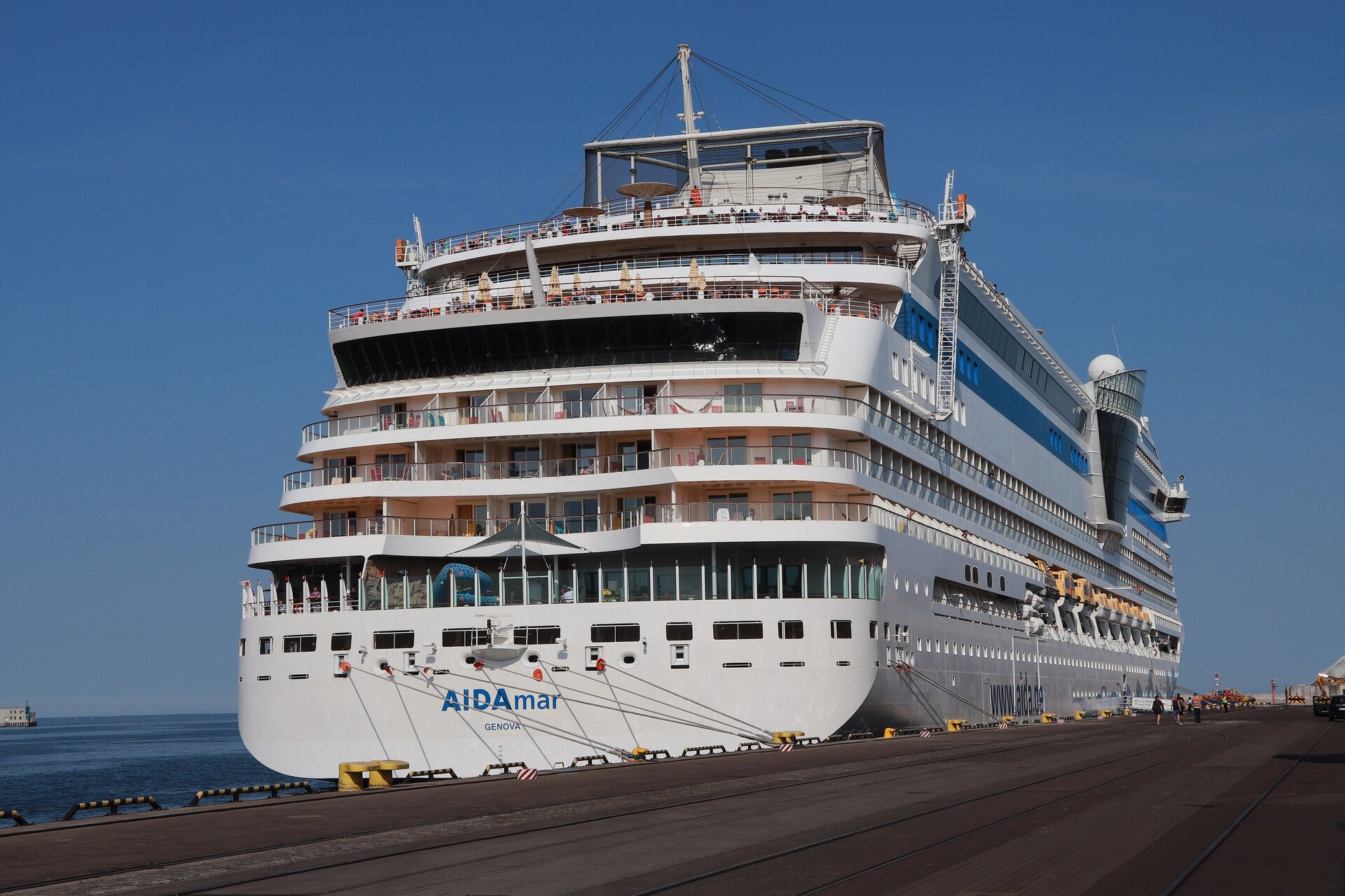 Zdjęcie dużego statku wycieczkowego. Składa się z kilku poziomów, wzdłuż pokładu linie okien.