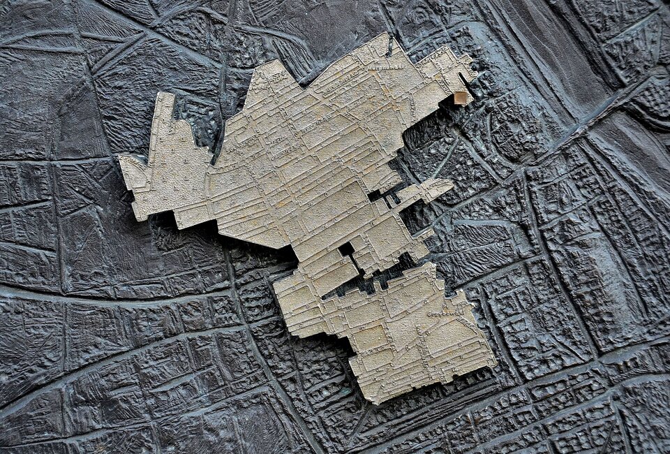 Fotografia przedstawia plan lewobrzeżnej Warszawy. W prawym górnym rogu ukazany jest fragment Wisły wraz z Mostem Śląsko‑Dąbrowskim. Na mapę nałożono drugi plan, przedstawiający warszawskie getto. Jest to północno‑zachodnia część śródmieścia.