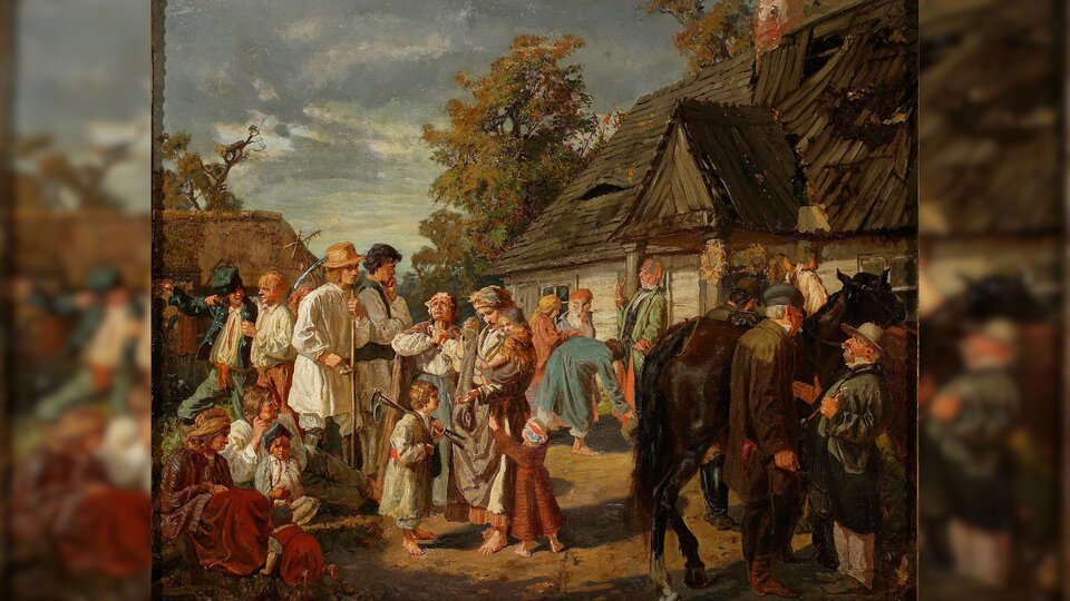 Obraz przedstawia sytuację przed wiejską chatą z rozpadającym się drewnianym dachem. Na podwórzu zgromadzeni są mężczyźni, kobiety i dzieci w różnym wieku. Jedni siedzą, inni stoją i rozmawiają.