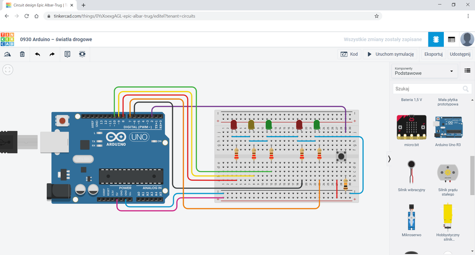 Zrzut ekranu przedstawia okno przeglądarki z otwartą stroną tinkercad. Pod adresem strony znajduje się pasek tytułowy "0930 Arduino - światła drogowe". Poniżej znajduje się pole, na którym umieszczono rysunek płytki stykowej, w którą wpięto pięć diod LED. Diody wpięte są w kolumnie „j” i od lewej mamy diody symulujące światła dla pojazdów: czerwoną, żółtą, zieloną, odstęp i dalej diody symulujące światła dla pieszych: czerwoną, zieloną. W środek płytki stykowej wpięto włącznik. Pod diodami wpięto w środek płytki pięć rezystorów oraz jeden rezystor 10 omega w tym samym wierszu, w którym wpięty jest włącznik. Podłączono przewody, którymi połączono ze sobą w poziomie kolejne diody oraz ostatnią diodę z rezystorem 10 omega. W polu po lewo od płytki umieszczono rysunek Arduino Uno R3. Moduł Arduino połączono przewodem od masy GND do wolnych nóżek rezystorów. Połączono również rezystory diod LED z pinami. Połączenia są następujące, zaczynając od lewej strony: diody dla aut: rezystor diody pierwszej (czerwonej) z pinem D8, rezystor diody drugiej (żółtej) z pinem D9, rezystor diody trzeciej (zielonej) z pinem D10. Diody dla przejścia dla pieszych: rezystor diody czwartej (czerwonej) z pinem D6, rezystor diody piątej (zielonej) z pinem D7. Po prawo znajduje się pasek z następującymi ikonami: mikro bit, Arduino Uno R3, silnik wibracyjny, silnik prądu stałego, mikroserwo, hobbystyczny silnik. Nad paskiem znajduje się również pole wyszukiwania. Pasek można przewijać.
