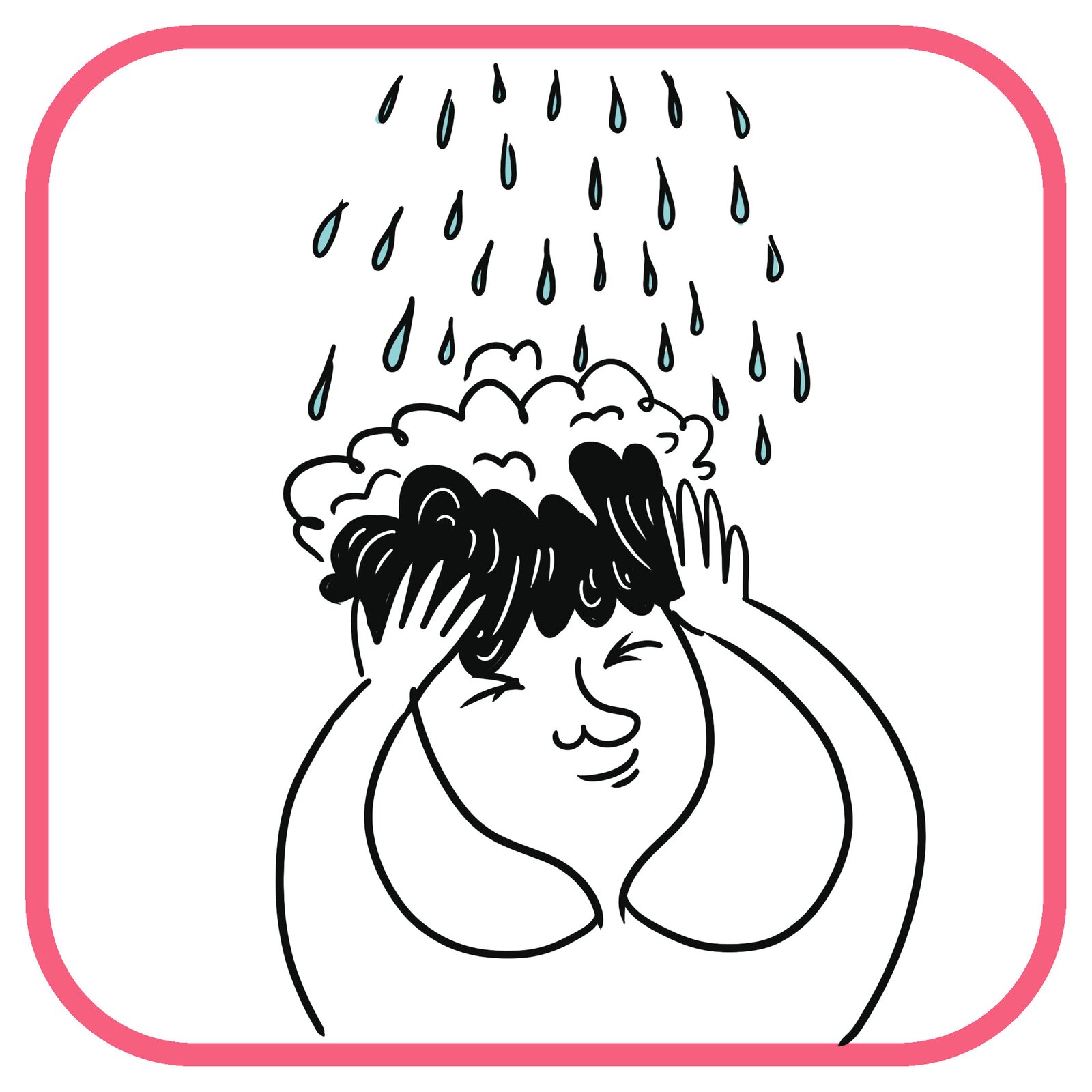 Zadowolony chłopiec stoi pod prysznicem. Ma pianę na włosach. Myje włosy. Na jego głowę spadają krople wody.