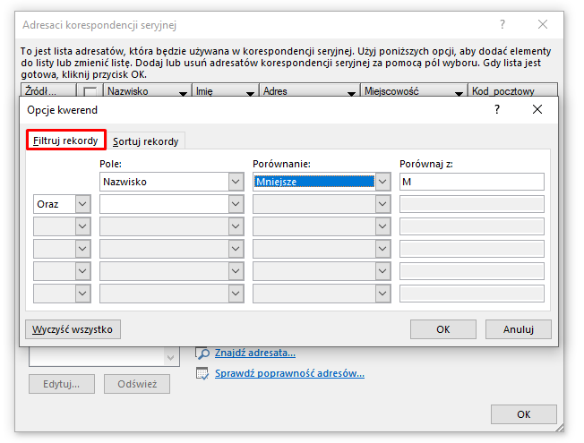 Ilustracja przedstawia otwarte okno zatytułowane Adresaci korespondencji seryjnej. Na nim otwarte jest kolejne okno zatytułowane Opcje kwerend. U góry wybrano w nim opcję filtruj rekordy. Poniżej znajdują się różne kategorie. Jedna z nich zatytułowana jest porównanie, wybrano z niej opcję mniejsze. 