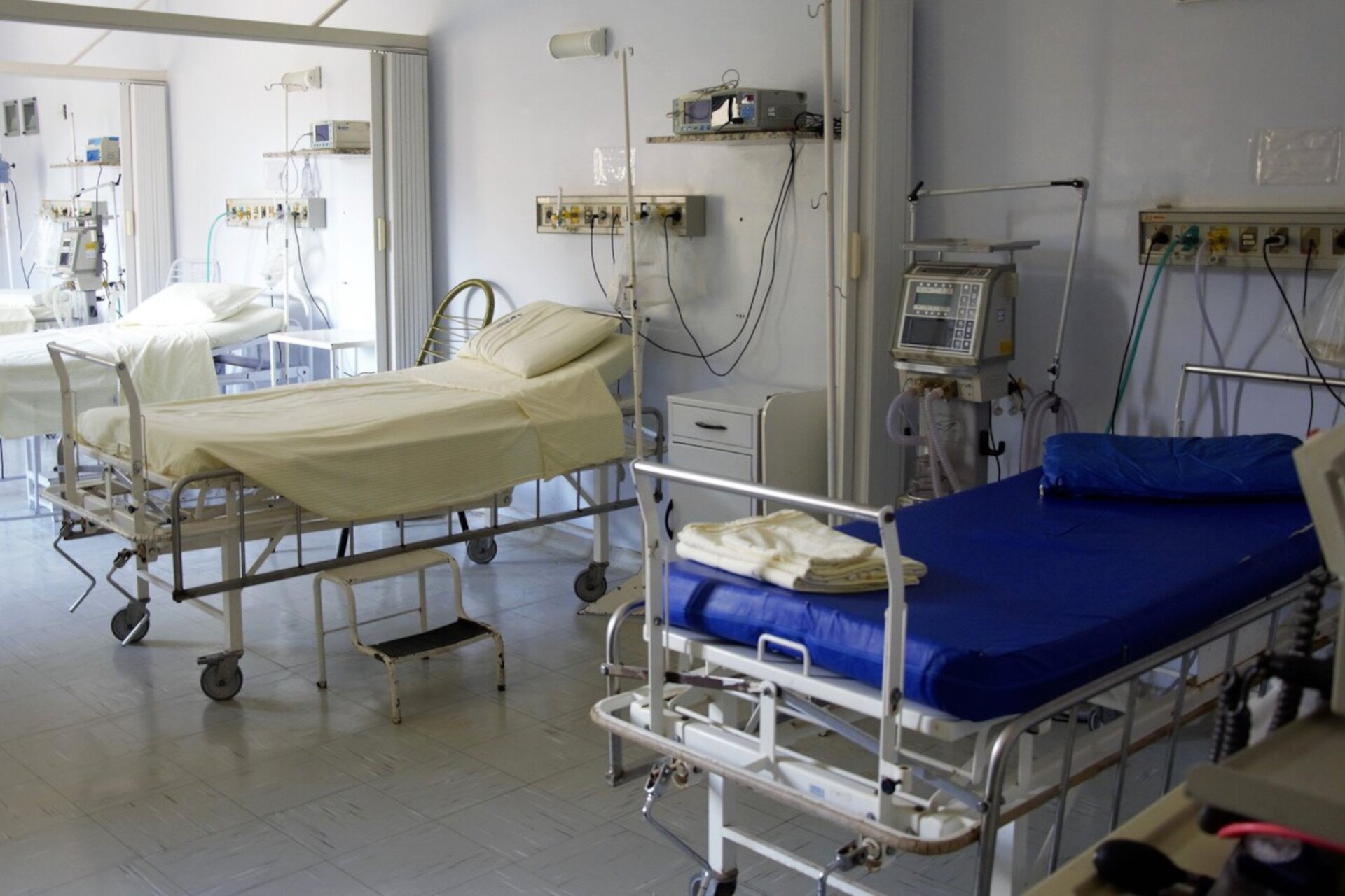 Ilustracja przedstawia salę szpitalną.