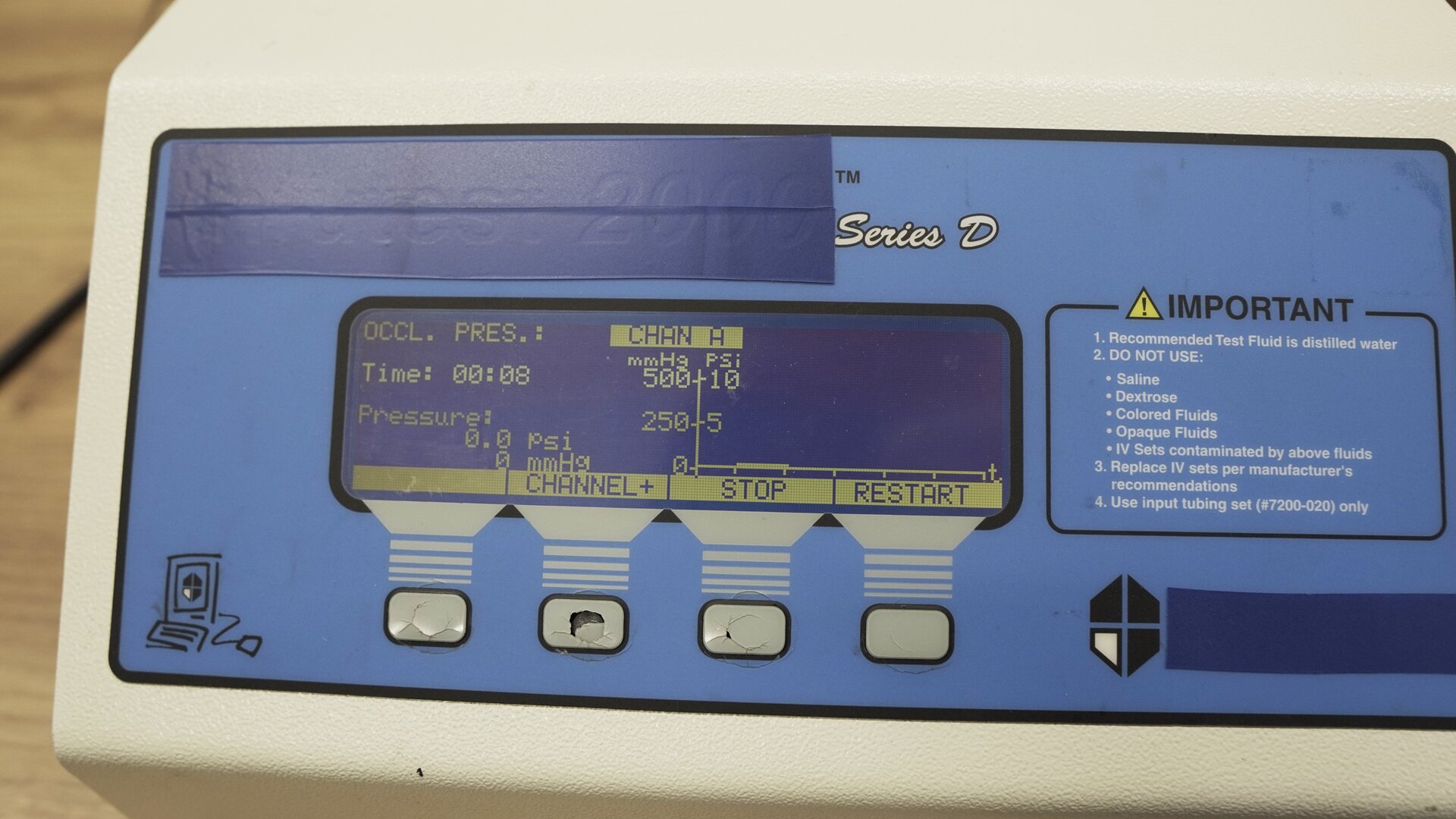 Na zdjęciu pokazane jest zbliżenie na ekran urządzenia testującego pompę infuzyjną. Wyniki przedstawione są w sposób tabelaryczny i za pomocą wykresu.
