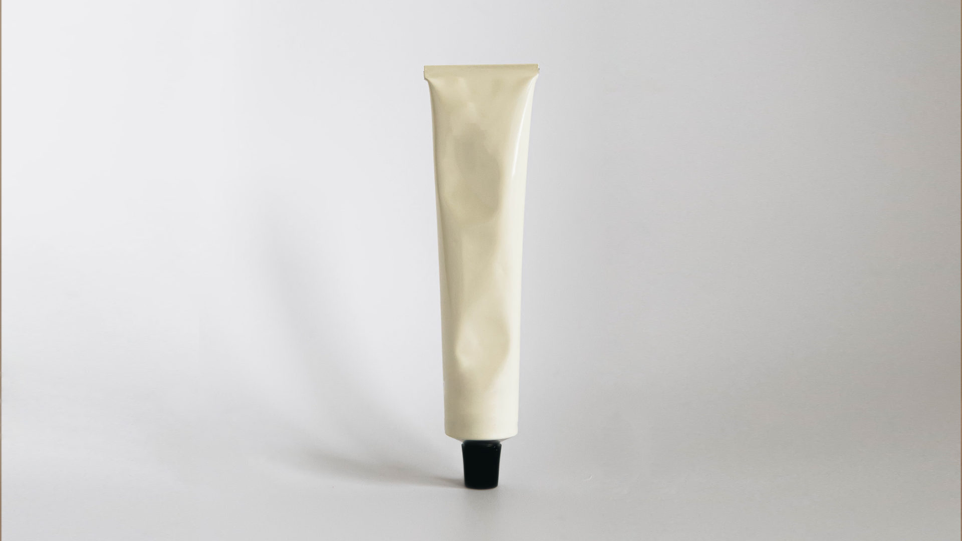 Zdjęcie przedstawia tubkę z lekarstwem.