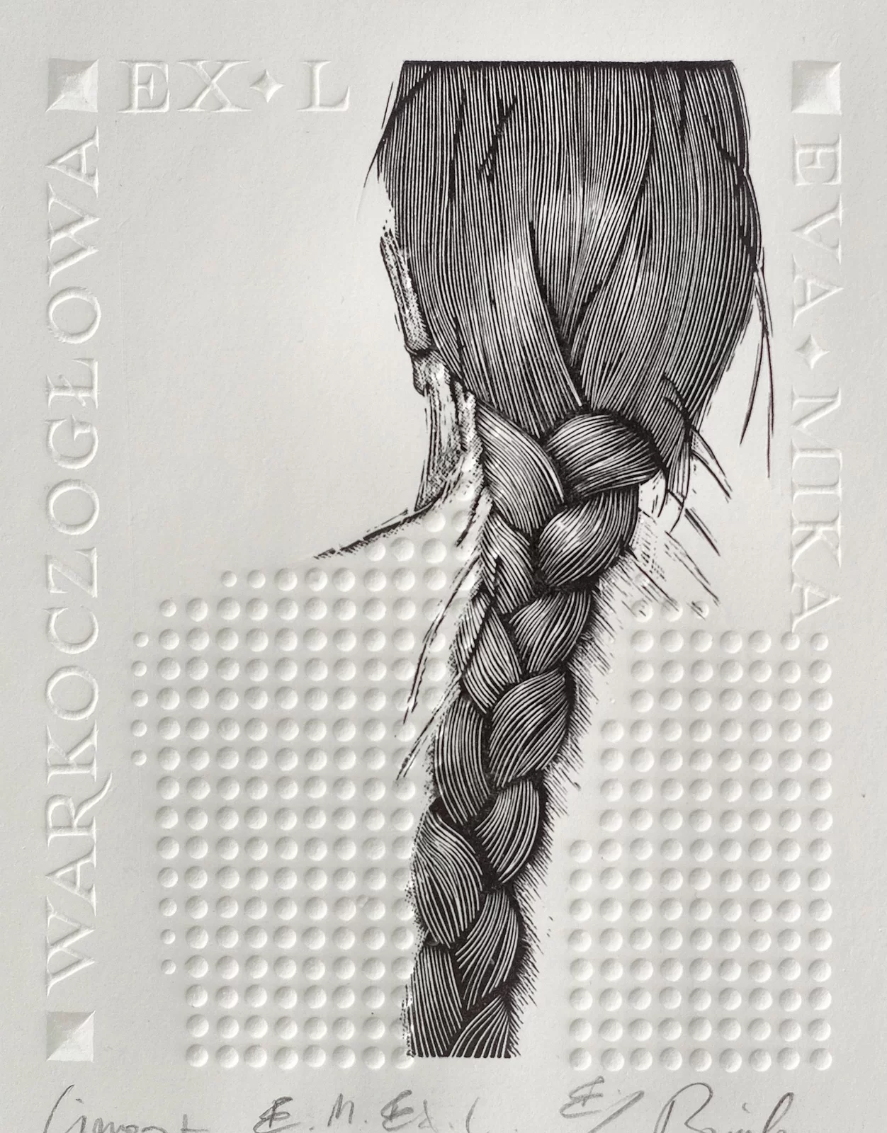 Ilustracja przedstawia dzieło Marka Basiula „Warkoczogłowa”. Ukazuje głowę dziewczyny z tyłu. Włosy ma zaplecione w warkocz. Jej plecy to wklęsłe punkty. W narożach: dolnym lewym, górnym lewym i górnym prawym znajdują się wklęsłe kwadraciki. Na lewym boku wytłoczony jest tytuł, a na górnym i prawym inne napisy.