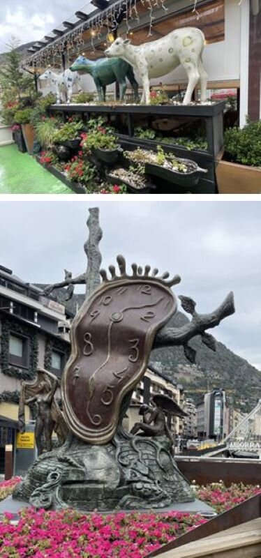 Ilustracja składa się z dwóch fotografii umieszczonych jedna nad drugą. Na zdjęciu niższym znajduje się współczesna rzeźba na placu między zwartą zabudową miejską, która przedstawia monumentalną, pofałdowana tarczę zegara. rzeźba nawiązuje do dzieła Salvadora Dali "Trwałość pamięci "z 1931 r. Na drugiej fotografii - przedstawiającej dekoracje znajdujące się przed wejściem do sklepu ogrodniczego znajdują się rzeźby kilku stojących krów na półce nad dwoma rzędami skrzynek z kwiatami. Przez nietypowe umieszczenie kolorowych rzeźb kompozycja wydaje się intrygująca.