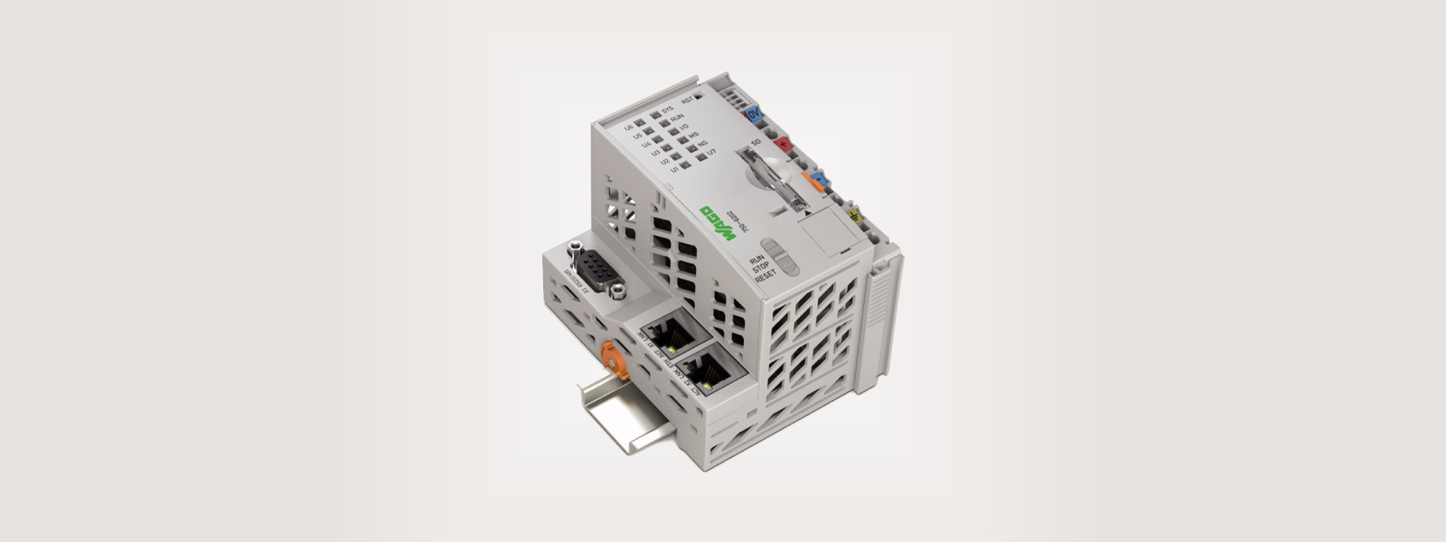 Sterownik PLC koordynuje przepływ energii między źródłem energii, magazynem, siecią i urządzeniami konsumenckimi.