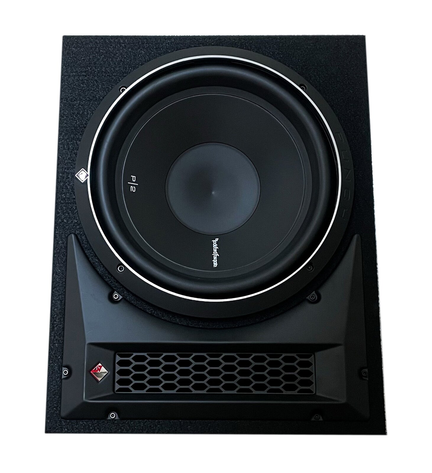 Na zdjęciu widoczny jest prostokątny czarny głośnik. W górnej jego części znajduje się okrągła membrana o średnicy dwóch trzecich wysokości głośnika. Na dole głośnika umieszczony jest duży plastikowy element ze znajdującą się w środku prostokątną kratownicą. Po lewej stronie od kratownicy znajduje się logo o kształcie rombu.