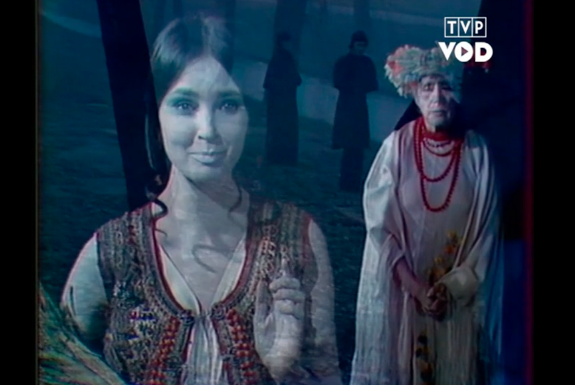 Fotografia przedstawia nakładające się na siebie dwa obrazy. Pierwsza fotografia przedstawia dwie kobiety. Po lewej stronie stoi młoda kobieta. Postać ukazuje w całości owalną twarz. Czoło kobiety jest gładkie. Ma lekko zmarszczone, ciemne brwi, duże oczy, prosty nos, lekko otwarte, wydatne usta. Patrzy przed siebie. Kobieta ma ciemne, proste, gładko uczesane włosy. Pośrodku głowy ma przedziałek. Kobieta po obu stronach twarzy ma lekko skręcone pejsy. Postać jest ubrana w koszulę i wyszywaną kamizelkę. W prawej ręce trzyma snop zboża. Kobieta pokazuje wnętrze lewej dłoni. Druga postać stoi w głębi, po prawej stronie. Jest to stara kobieta. Ukazuje w całości szczupłą twarz. Na głowie ma wianek. Jej brwi są przerzedzone, głęboko osadzone oczy są zamknięte. Postać ma wąski nos i blade usta. Kobieta wyciąga ręce przed siebie. Jest ubrana w długą, powiewną sukienkę. Na jej szyi wisi kilka sznurów korali. Drugie zdjęcie przedstawia dwie kobiety spacerujące w parku. Postaci są ukazane z perspektywy od góry. Kobiety są ubrane w ciemne, długie płaszcze. Za nimi rozciąga się aleja. W tle ukazane są pnie drzew.