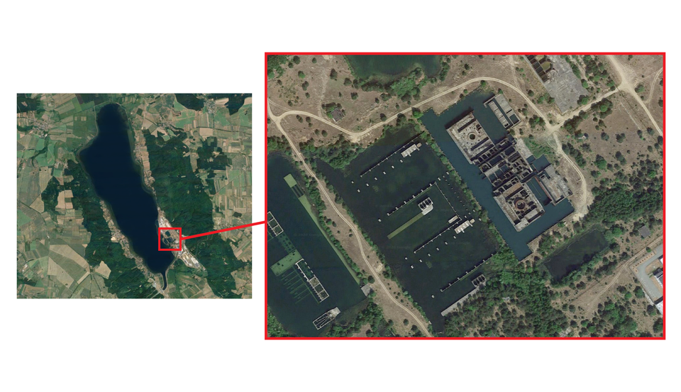 Zdjęcie satelitarne przedstawia pozostałości po budowie Elektrowni Jądrowej Żarnowiec. Pierwsze zdjęcie prezentuje ogólne otoczenie elektrowni z jeziorem oraz lasami obok, drugie przedstawia w przybliżeniu sam teren elektrowni. Widać tam fundamenty pod przyszłe reaktory oraz niedokończone elementy elektrowni.