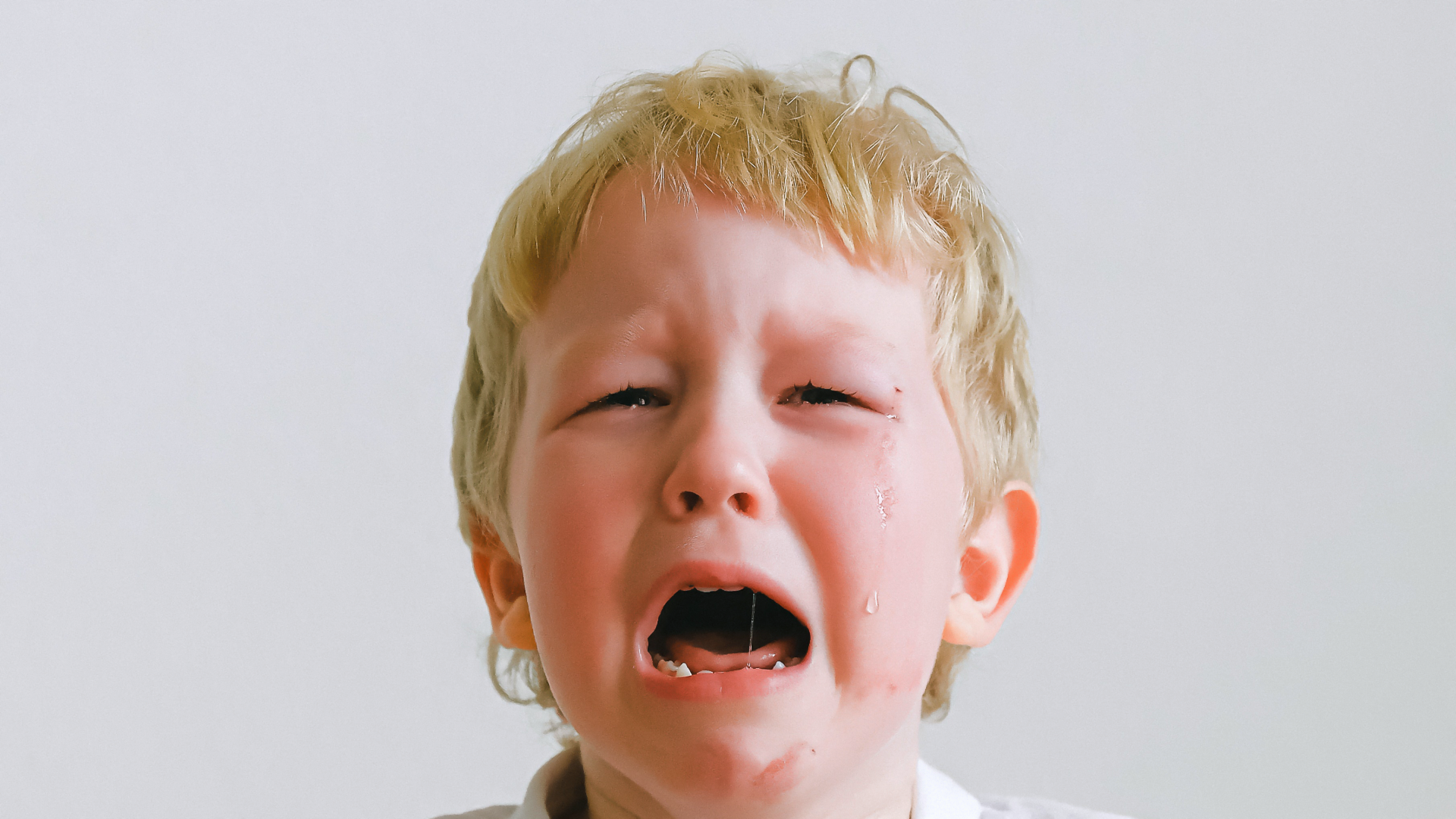 Zdjęcie przedstawia płaczącego chłopca.