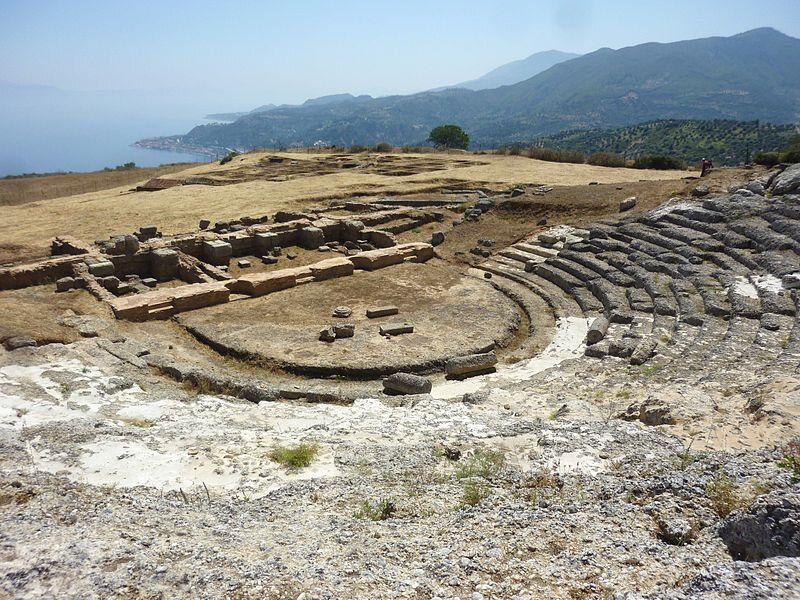 Ruiny teatru w greckiej miejscowości Egira Źródło: Michel-georges bernard, licencja: CC BY 3.0.