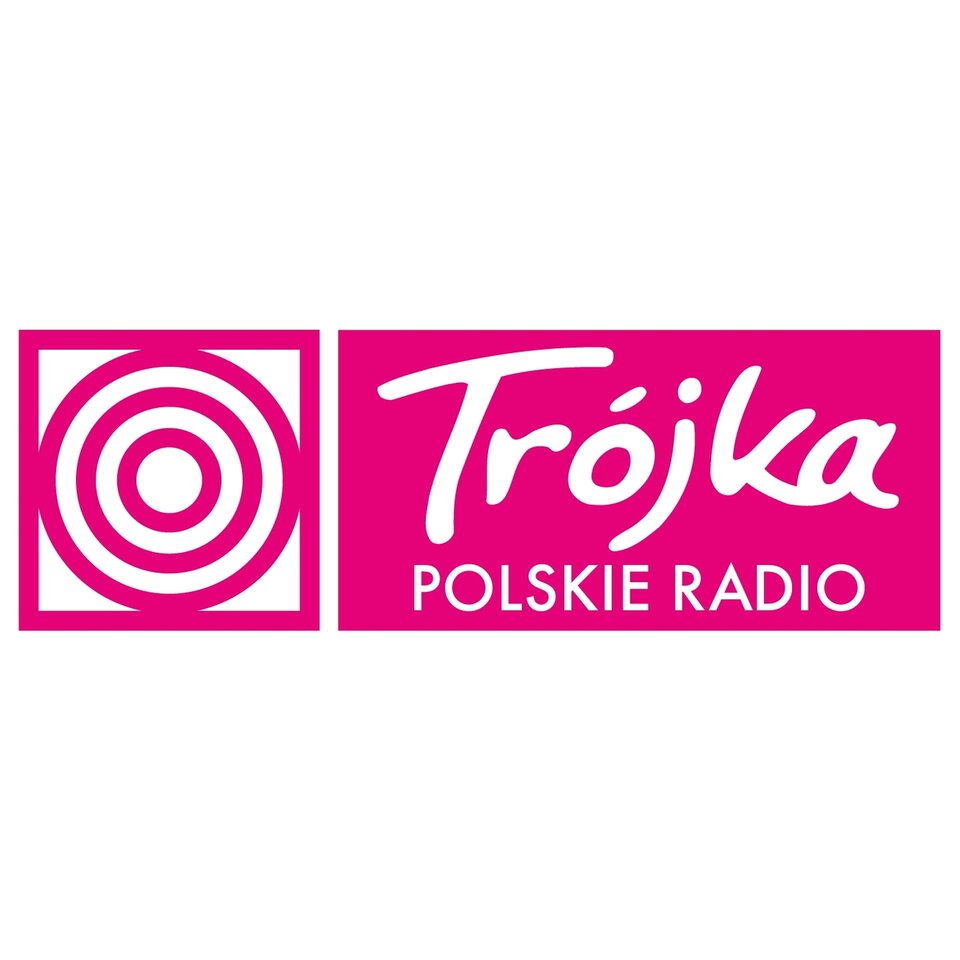 Ilustracja przedstawia logo programu Trzeciego Polskiego Radia. Jest to różowe logo z białymi napisami „Trójka POLSKIE RADIO”.