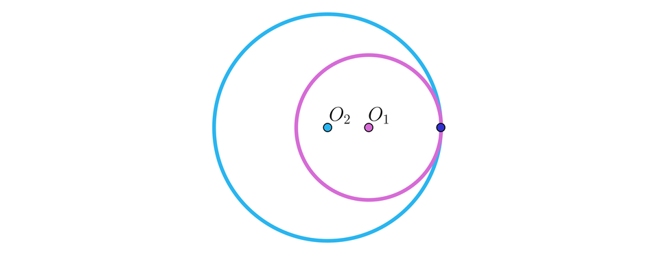 Rysunek przedstawia dwa okręgi jeden w drugim. Większy, zewnętrzny okrąg O dwa oraz mniejszy okrąg O jeden, który położony jest wewnątrz dużego okręgu. Oba okręgi mają jeden punkt wspólny po prawej stronie.