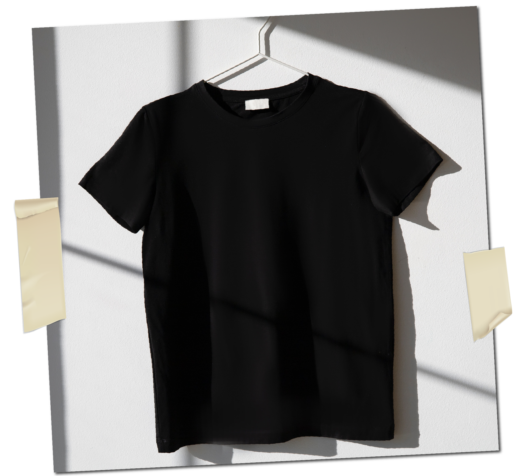 Ilustracja przedstawia czarną koszulkę na krótki rękaw na wieszaku.